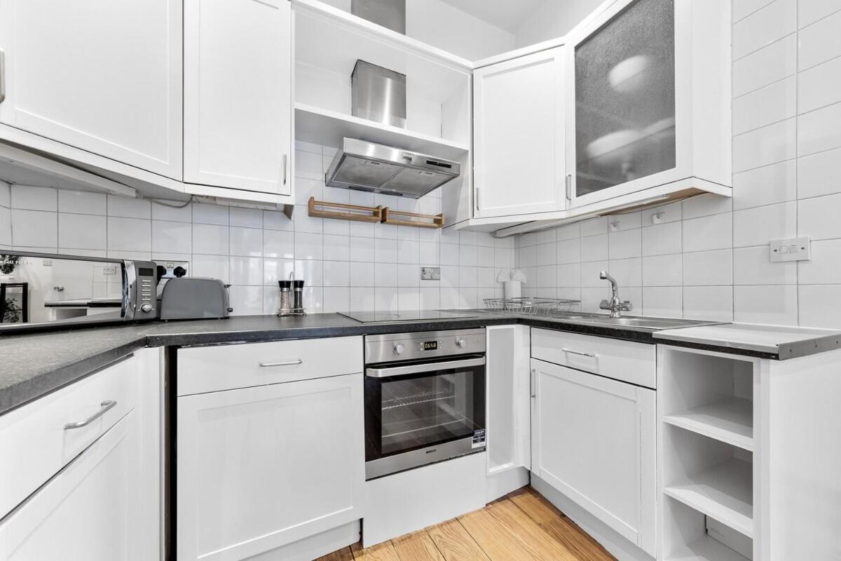 Luxurious 3 Bedroom Flat With Balcony In Kensington For 7 Next To Station Near Harrods Apartment London