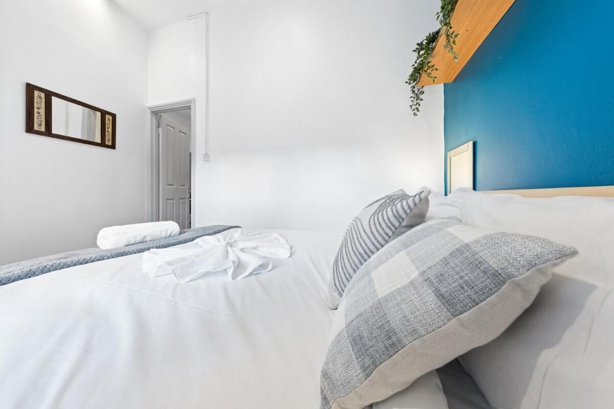 Luxurious 3 Bedroom Flat With Balcony In Kensington For 7 Next To Station Near Harrods