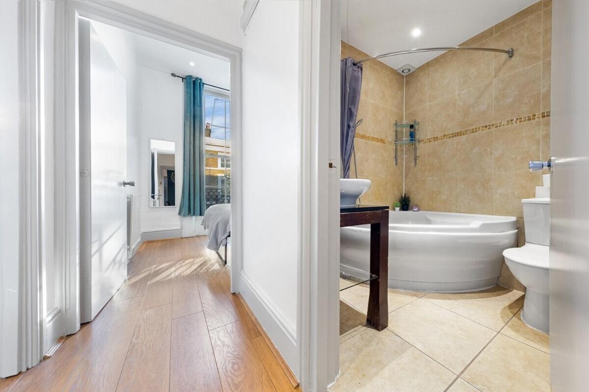Luxurious 3 Bedroom Flat With Balcony In Kensington For 7 Next To Station Near Harrods Apartment