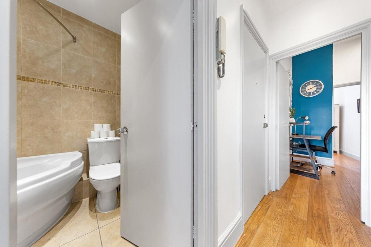 Luxurious 3 Bedroom Flat With Balcony In Kensington For 7 Next To Station Near Harrods Apartment London