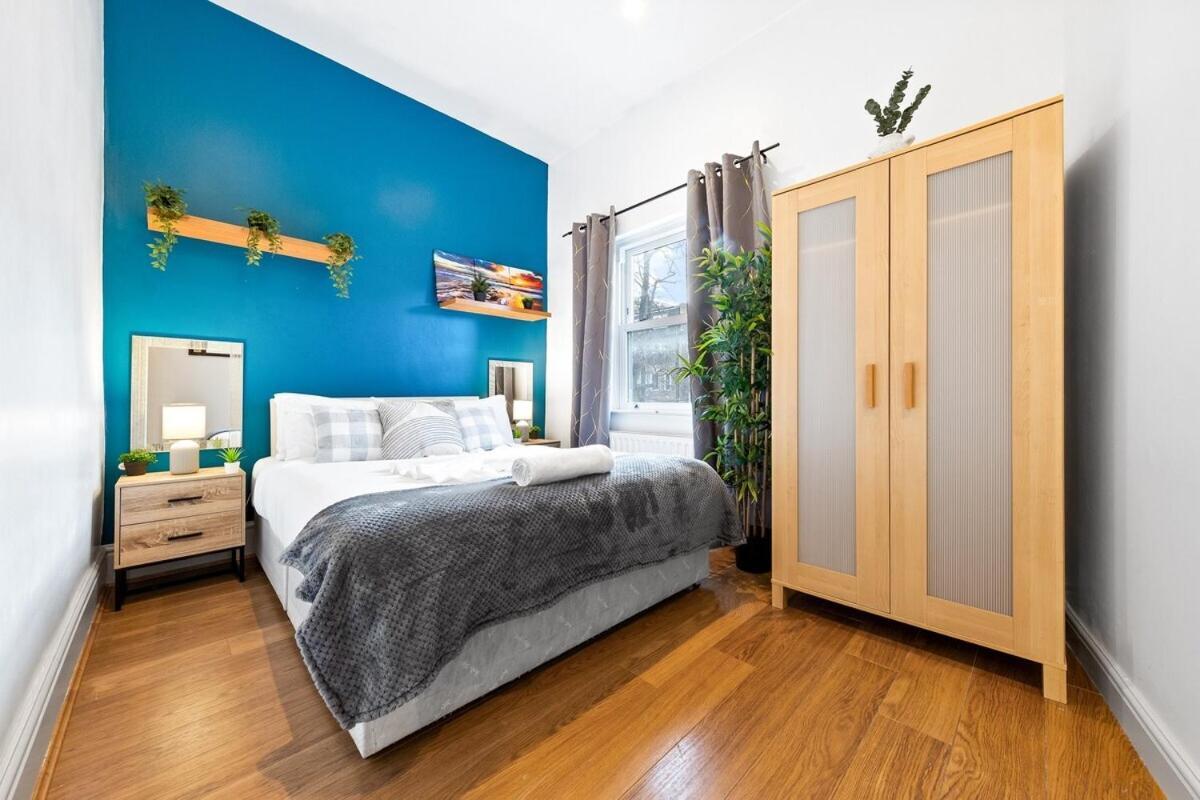 Luxurious 3 Bedroom Flat With Balcony In Kensington For 7 Next To Station Near Harrods *