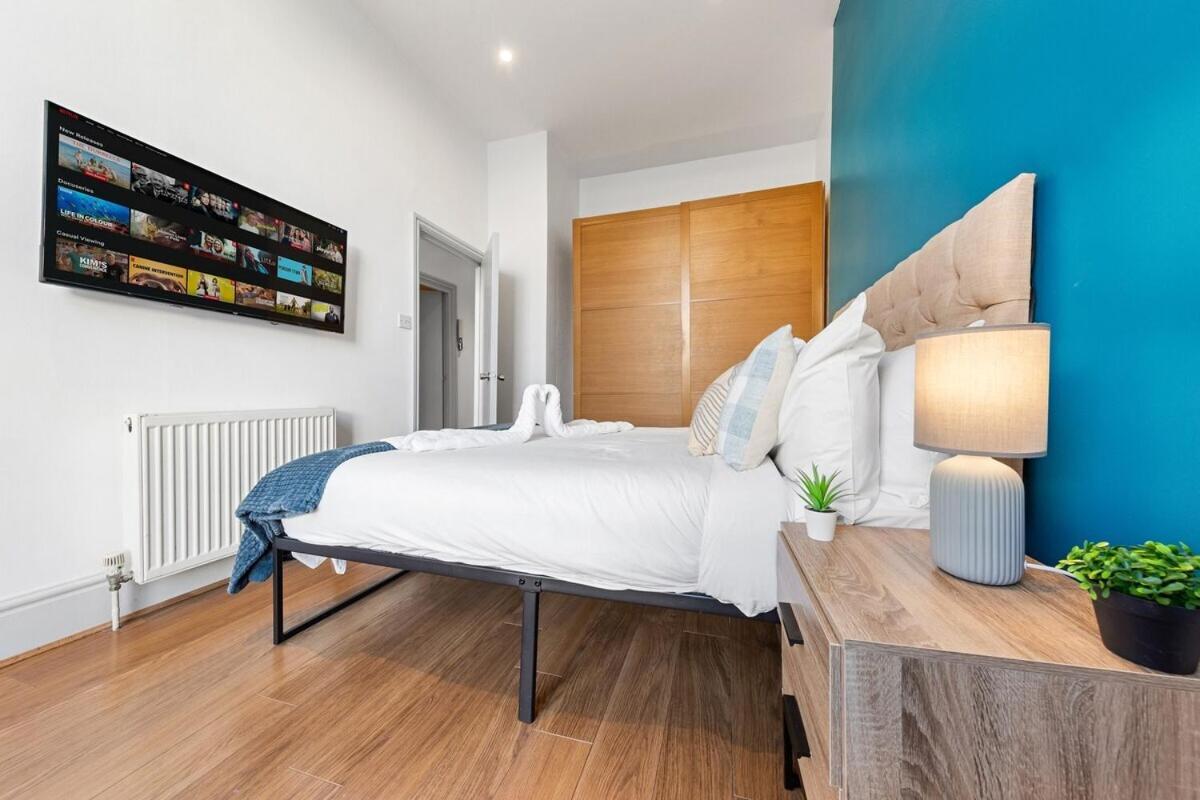 Luxurious 3 Bedroom Flat With Balcony In Kensington For 7 Next To Station Near Harrods