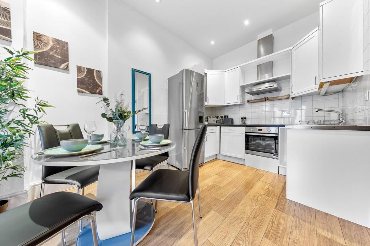 Luxurious 3 Bedroom Flat With Balcony In Kensington For 7 Next To Station Near Harrods Apartment