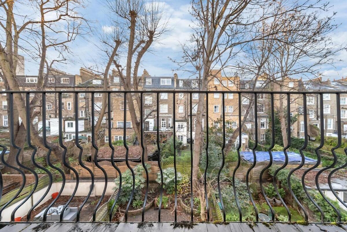 Luxurious 3 Bedroom Flat With Balcony In Kensington For 7 Next To Station Near Harrods Apartment London
