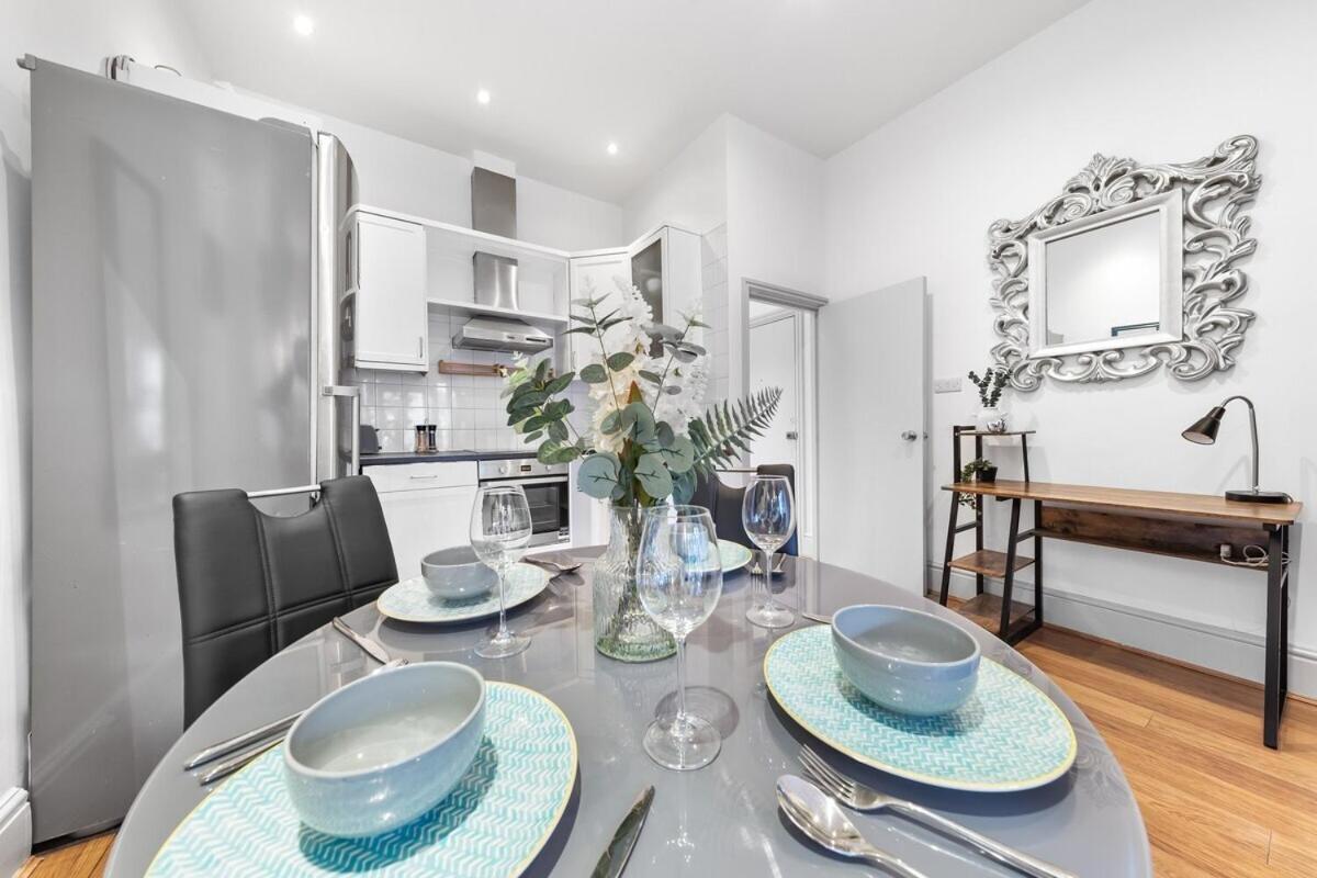 Luxurious 3 Bedroom Flat With Balcony In Kensington For 7 Next To Station Near Harrods London