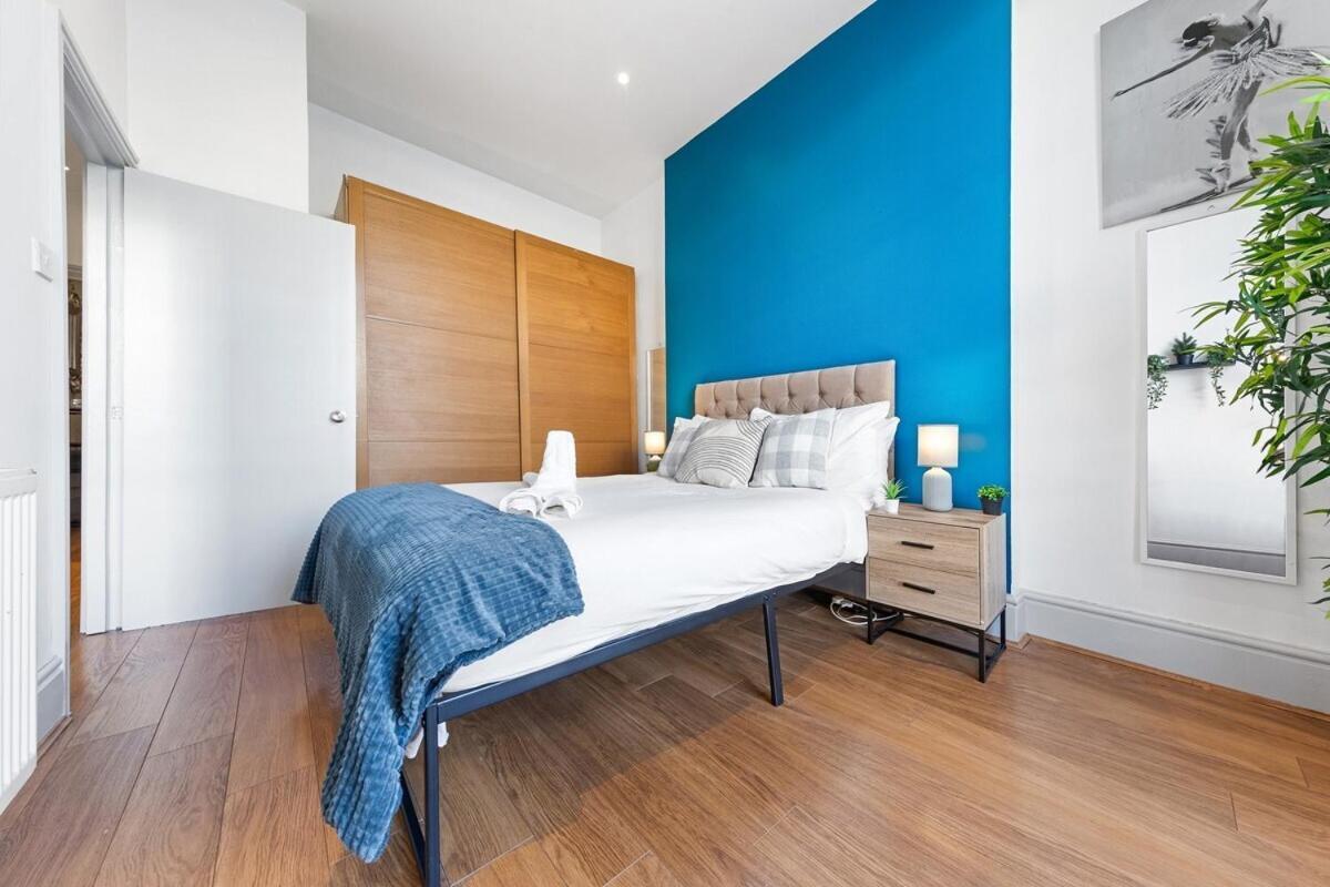 Luxurious 3 Bedroom Flat With Balcony In Kensington For 7 Next To Station Near Harrods