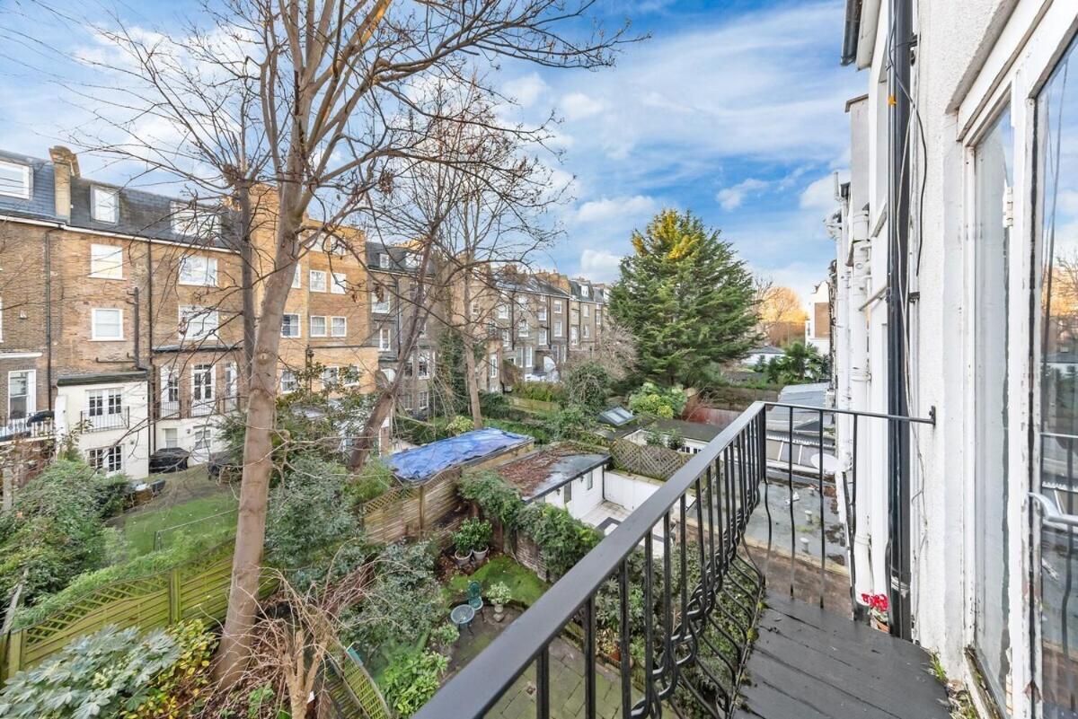 Luxurious 3 Bedroom Flat With Balcony In Kensington For 7 Next To Station Near Harrods Apartment London
