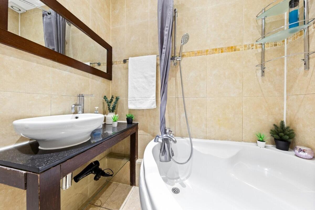 Luxurious 3 Bedroom Flat With Balcony In Kensington For 7 Next To Station Near Harrods *