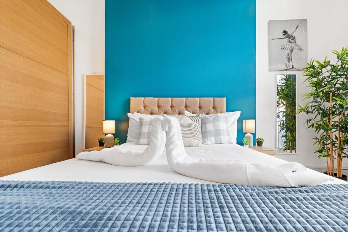 Luxurious 3 Bedroom Flat With Balcony In Kensington For 7 Next To Station Near Harrods London
