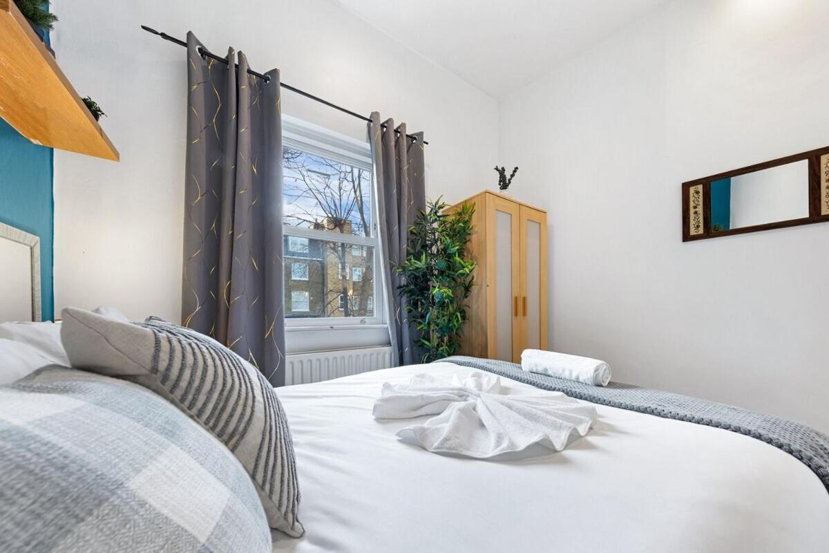 Luxurious 3 Bedroom Flat With Balcony In Kensington For 7 Next To Station Near Harrods