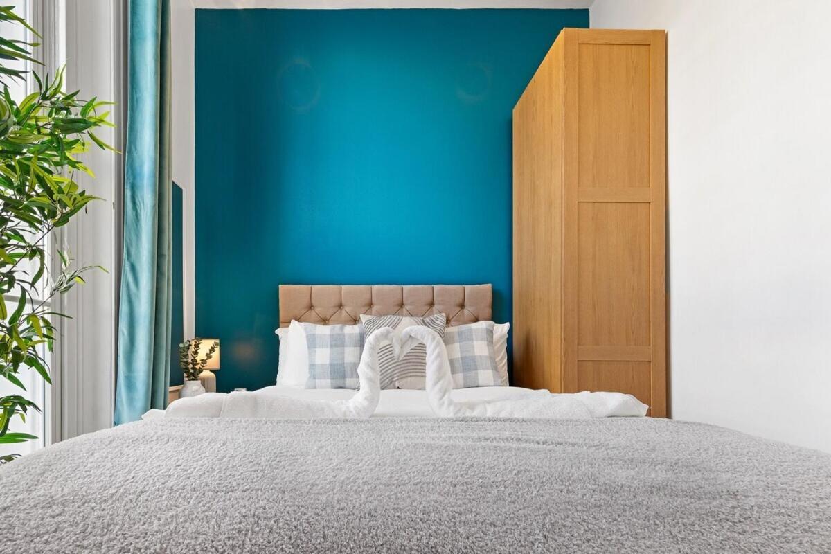 Luxurious 3 Bedroom Flat With Balcony In Kensington For 7 Next To Station Near Harrods Apartment