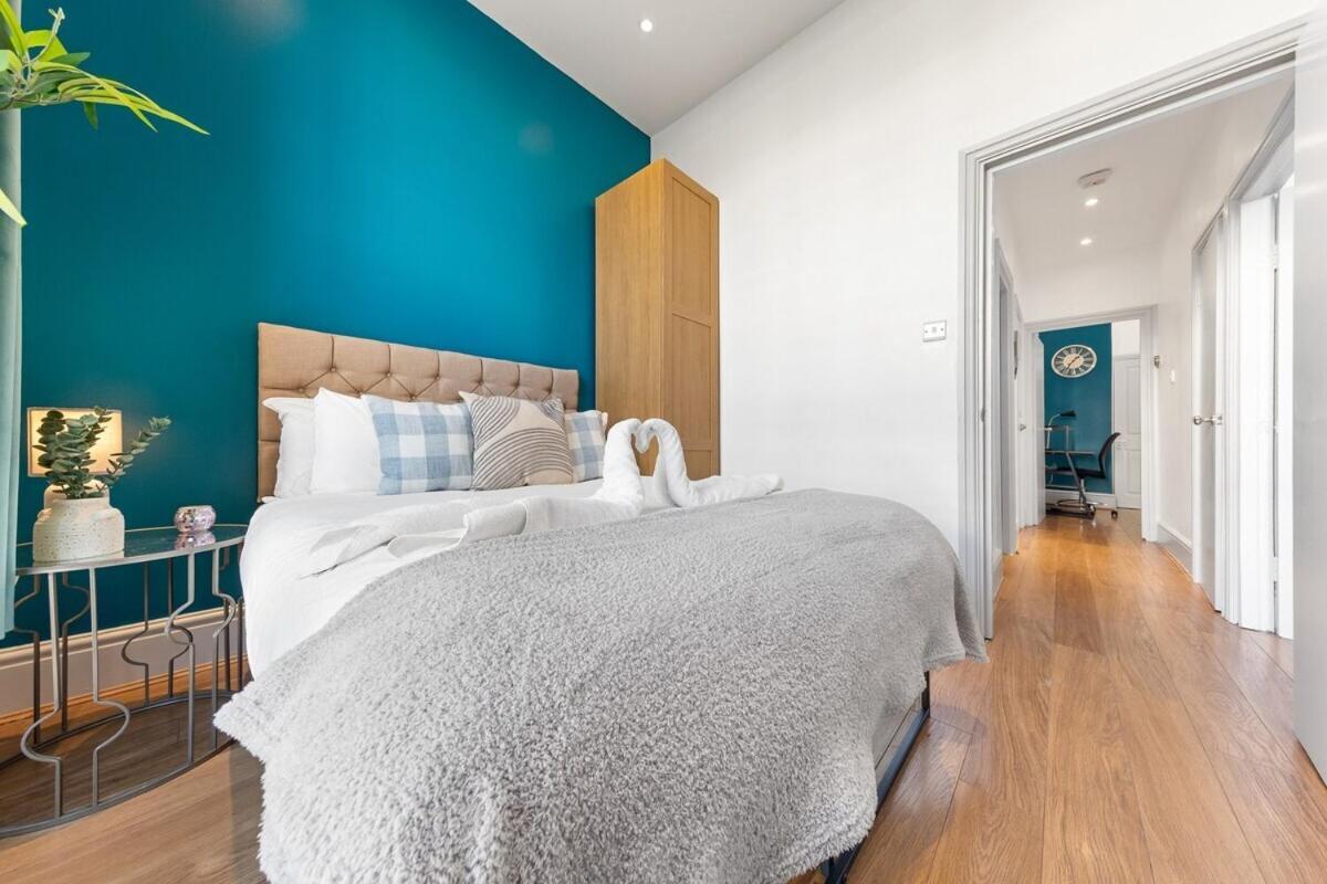 Luxurious 3 Bedroom Flat With Balcony In Kensington For 7 Next To Station Near Harrods Apartment London