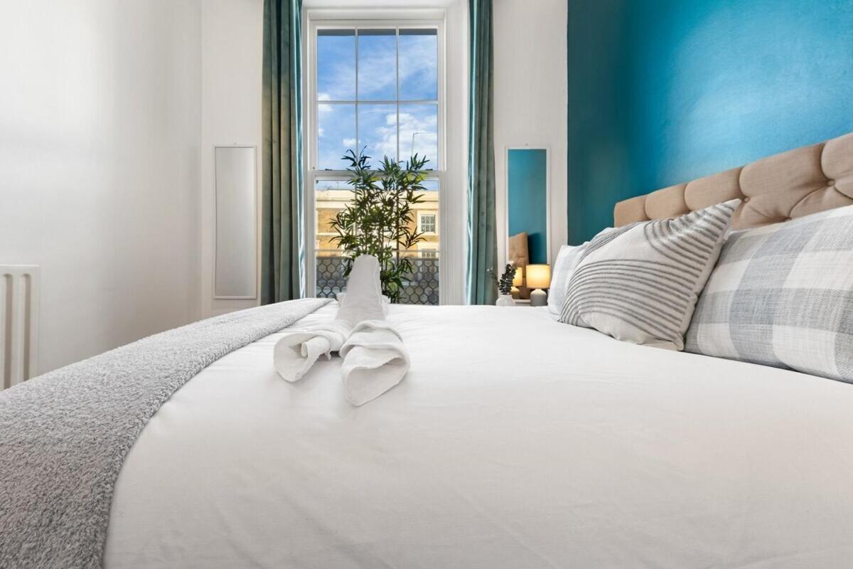 Apartment Luxurious 3 Bedroom Flat With Balcony In Kensington For 7 Next To Station Near Harrods London