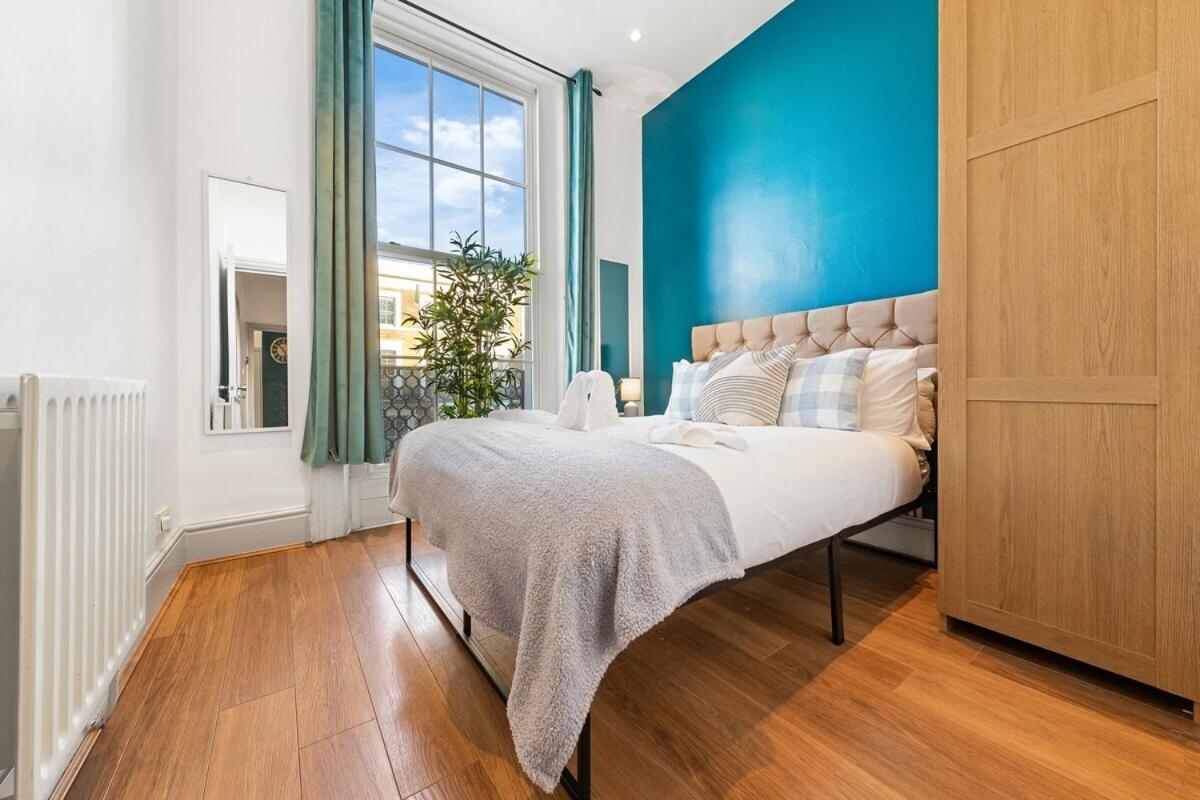 Luxurious 3 Bedroom Flat With Balcony In Kensington For 7 Next To Station Near Harrods