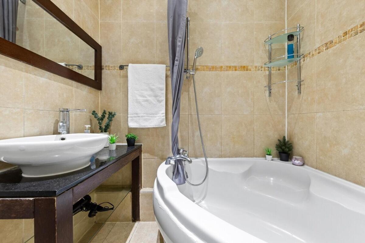 Apartment Luxurious 3 Bedroom Flat With Balcony In Kensington For 7 Next To Station Near Harrods London