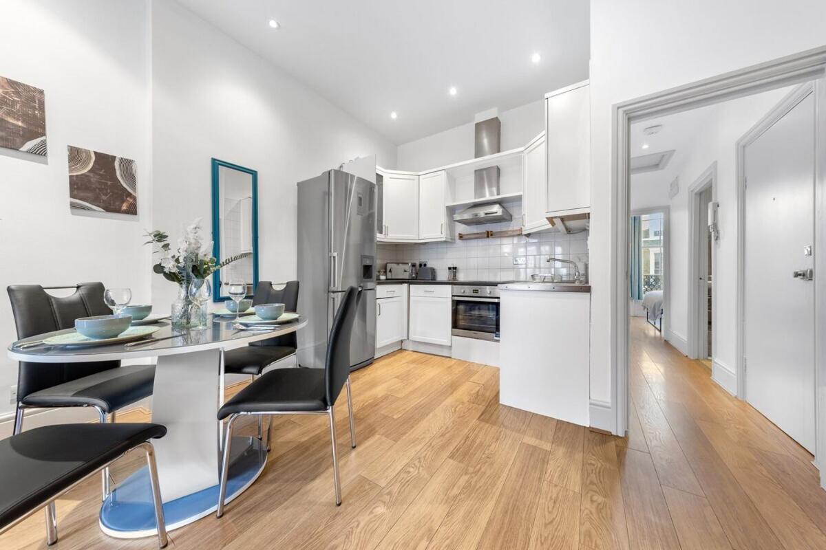 Luxurious 3 Bedroom Flat With Balcony In Kensington For 7 Next To Station Near Harrods *