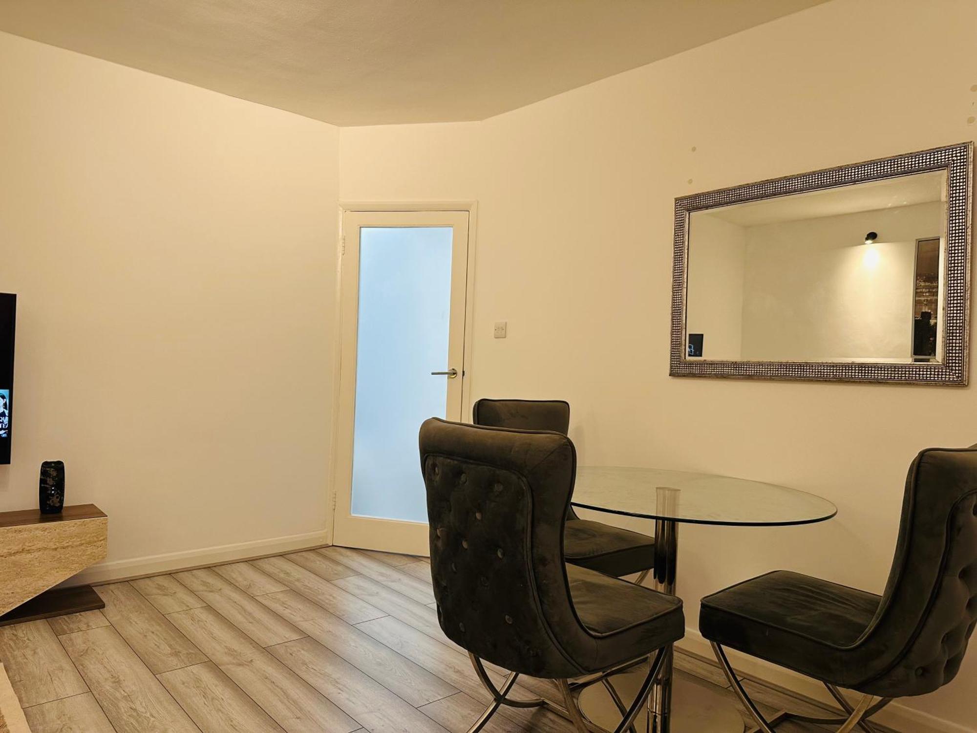 Entire 2-bedroom Flat Close To Hyde Park, Paddington Station, Bayswater And Queensway Station Londen