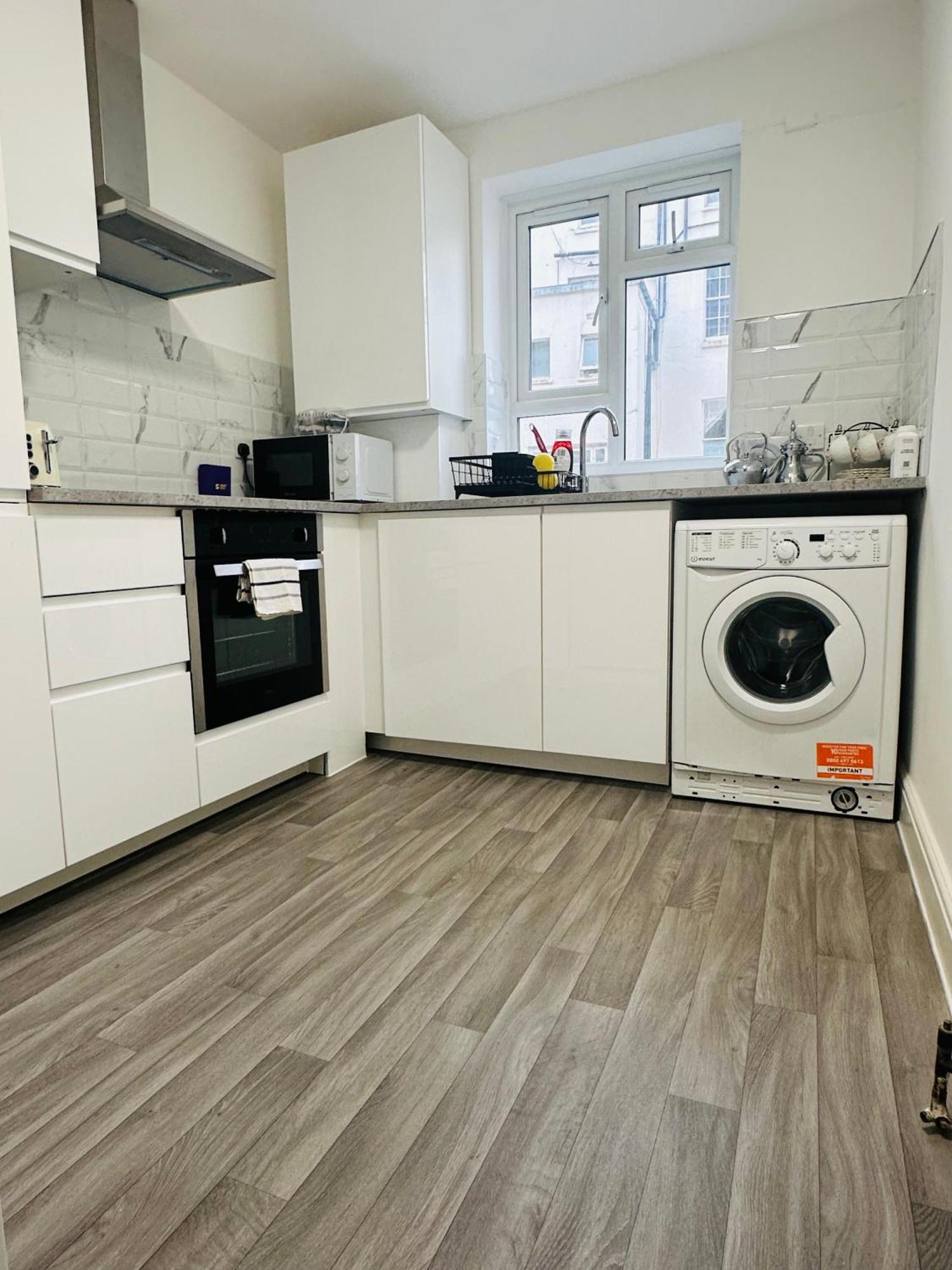 Entire 2-bedroom Flat Close To Hyde Park, Paddington Station, Bayswater And Queensway Station * Londen