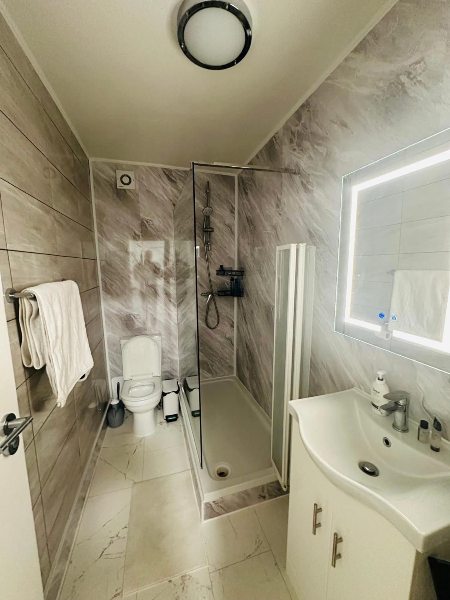 Entire 2-bedroom Flat Close To Hyde Park, Paddington Station, Bayswater And Queensway Station Appartement Londen
