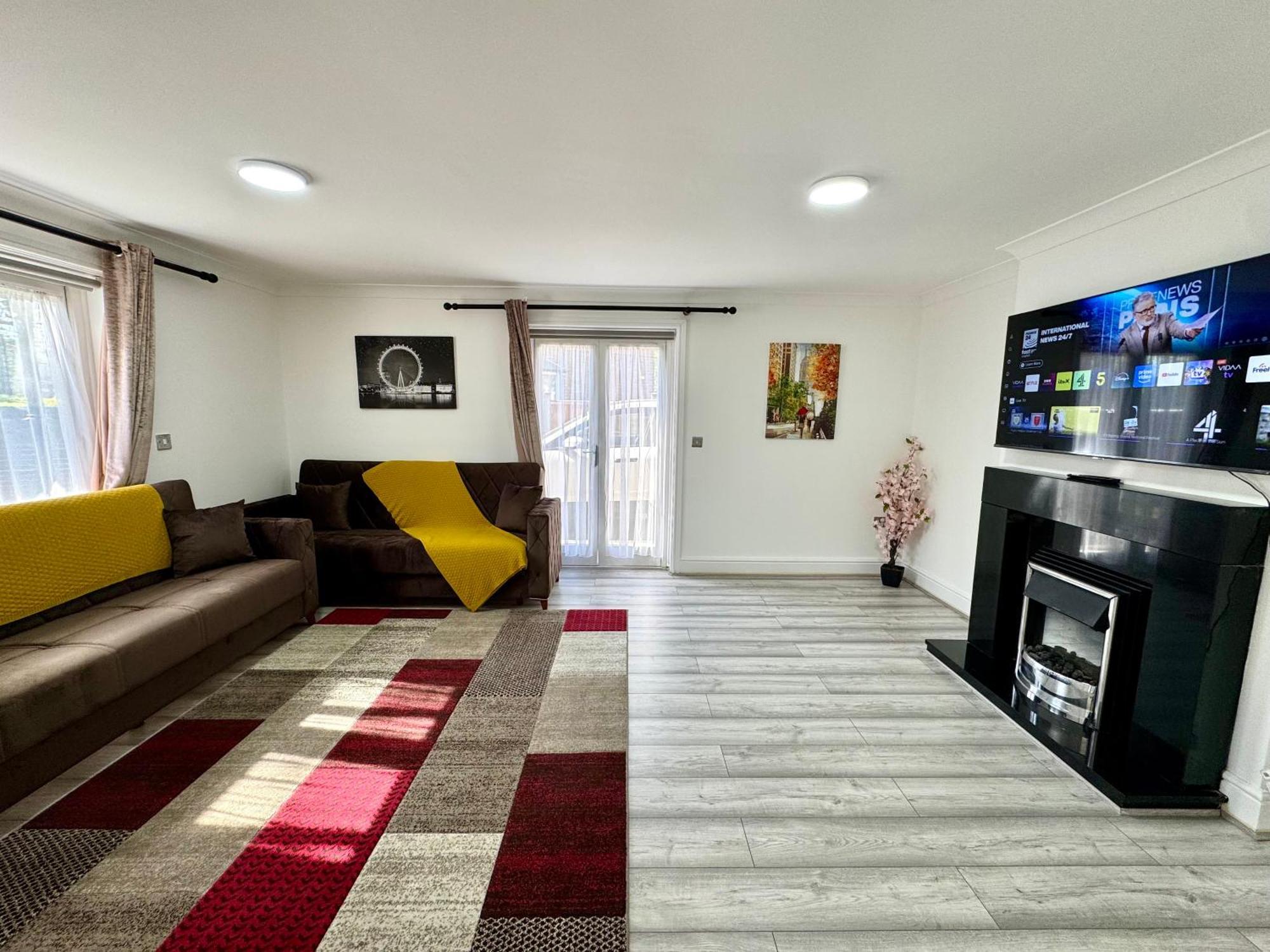 Spacious 3-bed With Garden, Private Parking, Smart Tv's, Fast Wi-fi