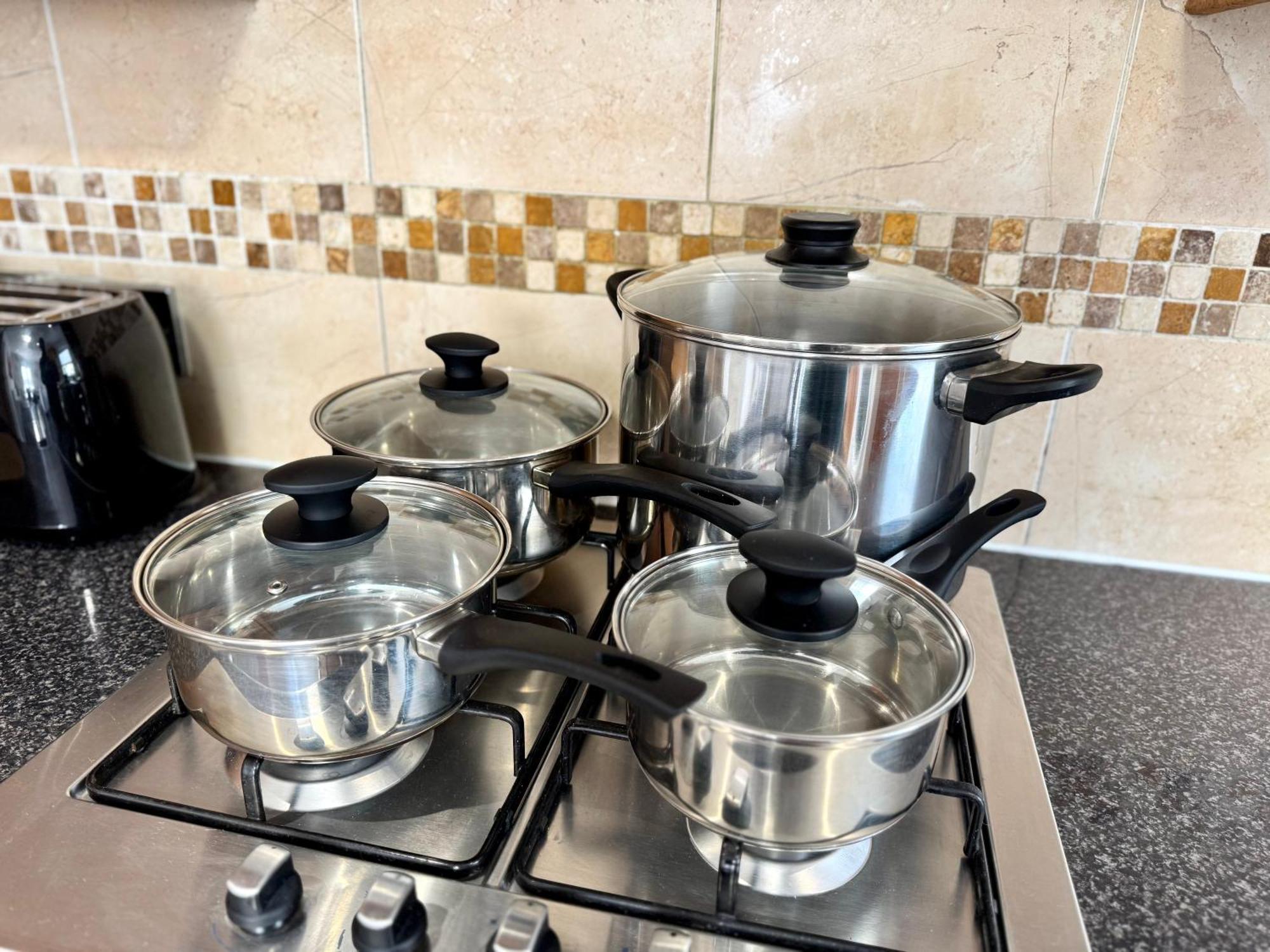 Spacious 3-bed With Garden, Private Parking, Smart Tv's, Fast Wi-fi