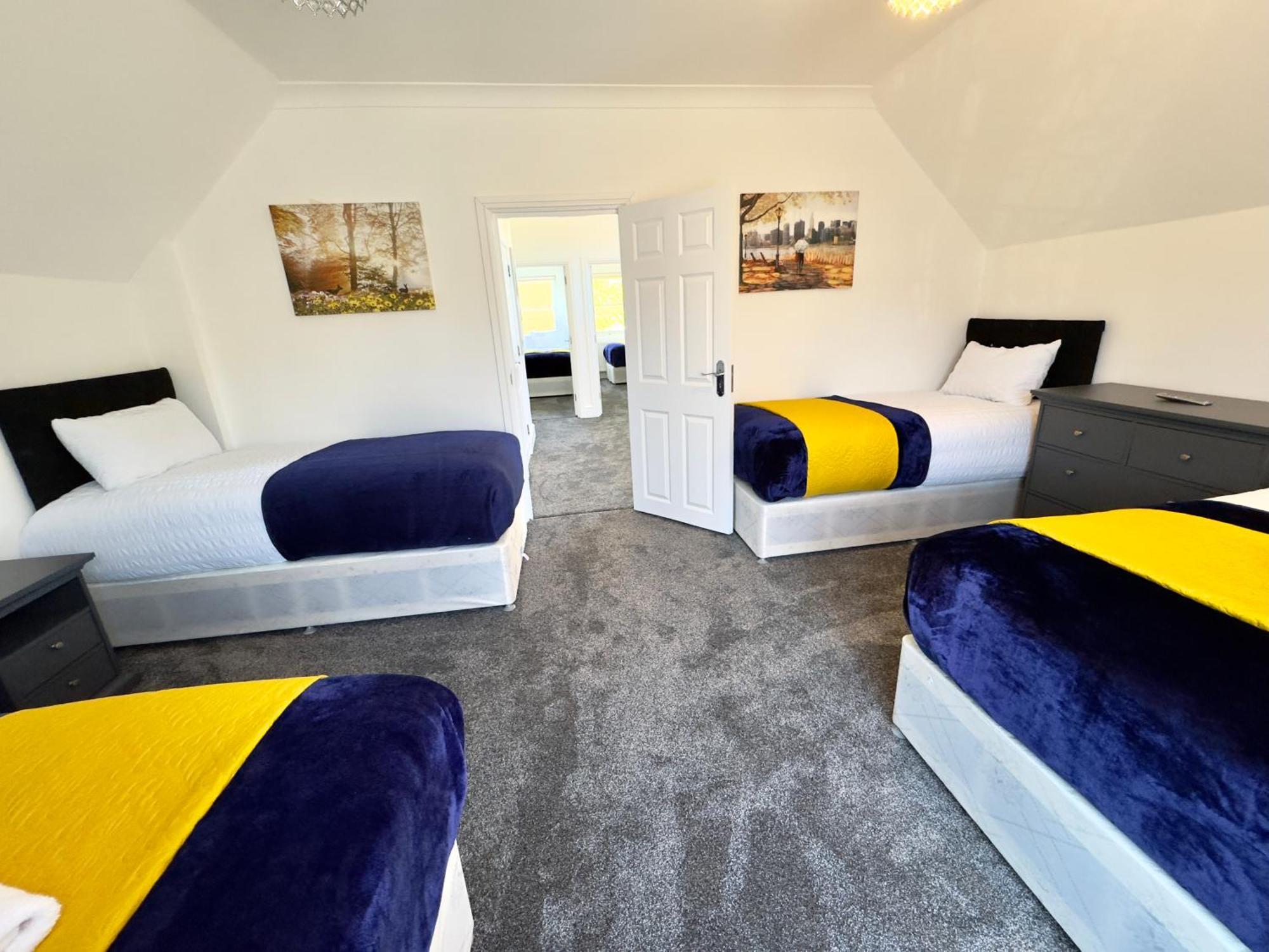 Spacious 3-bed With Garden, Private Parking, Smart Tv's, Fast Wi-fi London