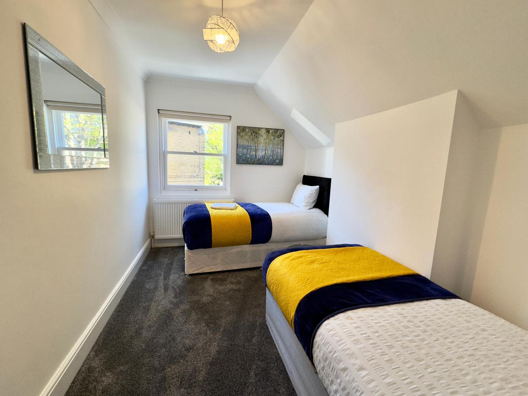 Spacious 3-bed With Garden, Private Parking, Smart Tv's, Fast Wi-fi * London