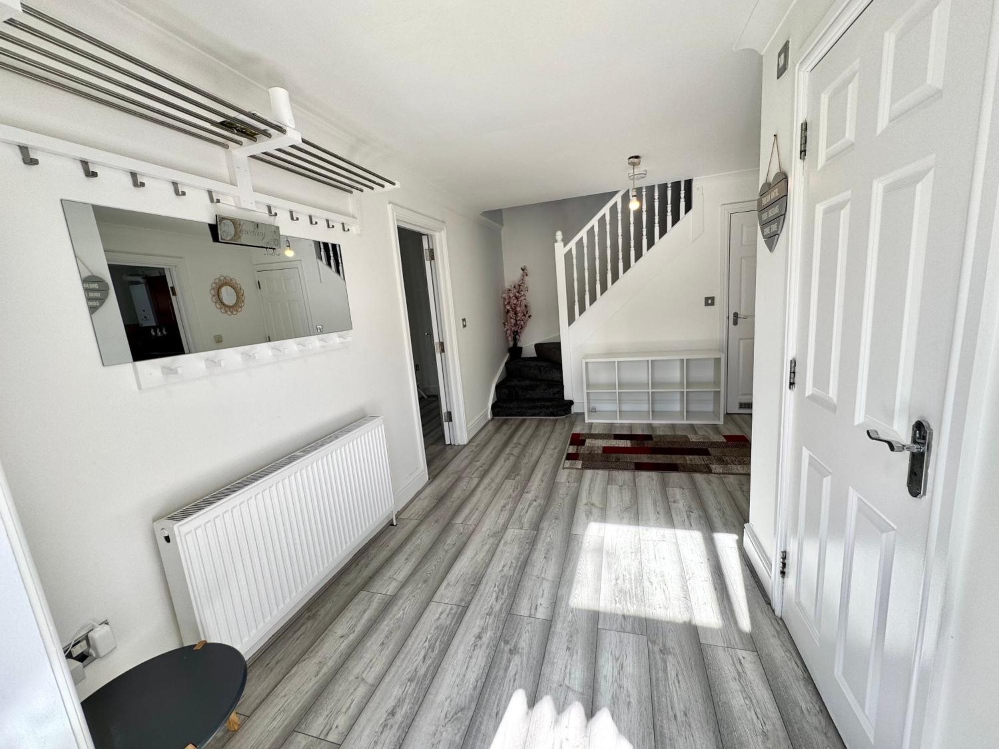Spacious 3-bed With Garden, Private Parking, Smart Tv's, Fast Wi-fi