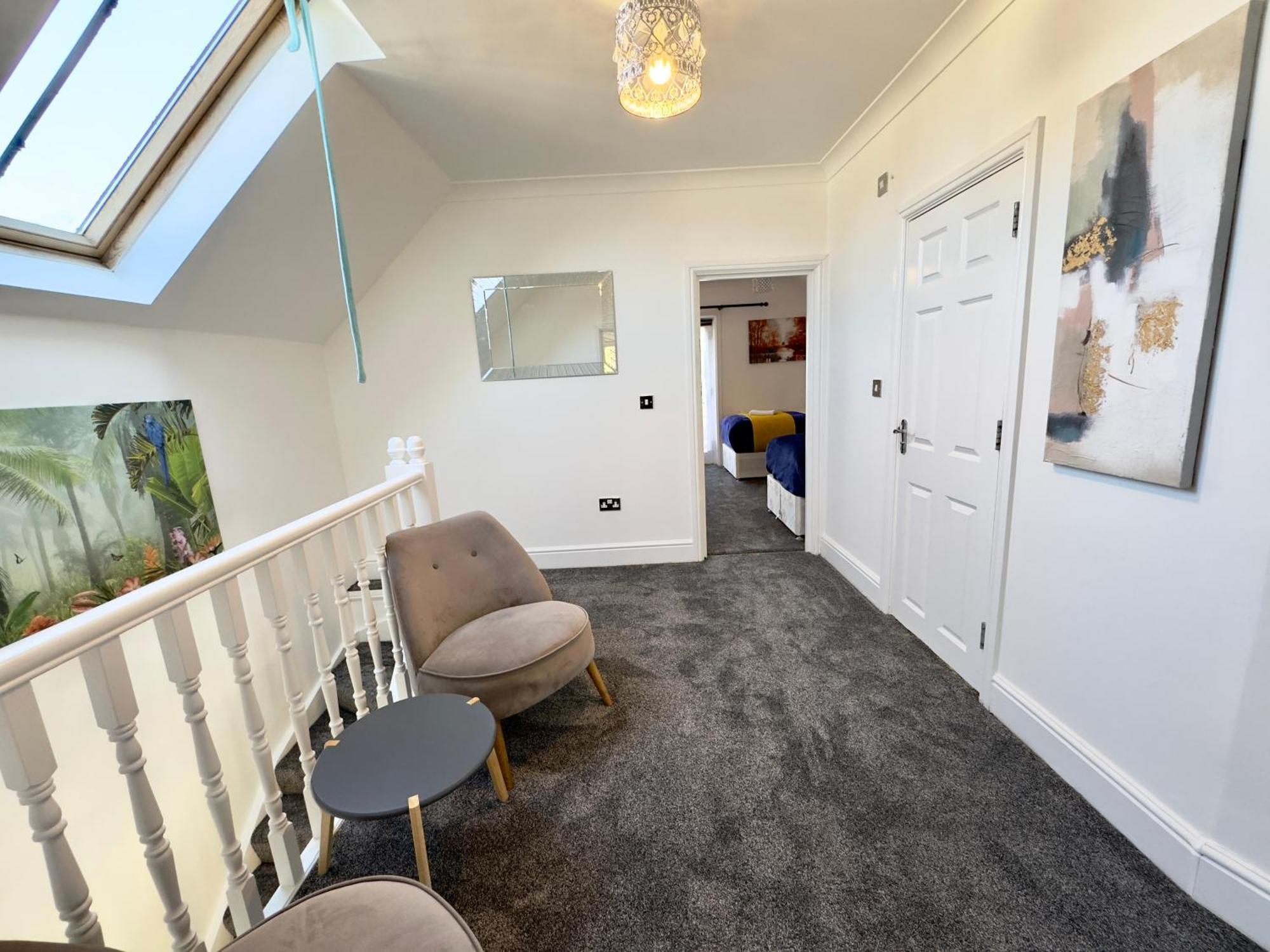 Spacious 3-bed With Garden, Private Parking, Smart Tv's, Fast Wi-fi Holiday home