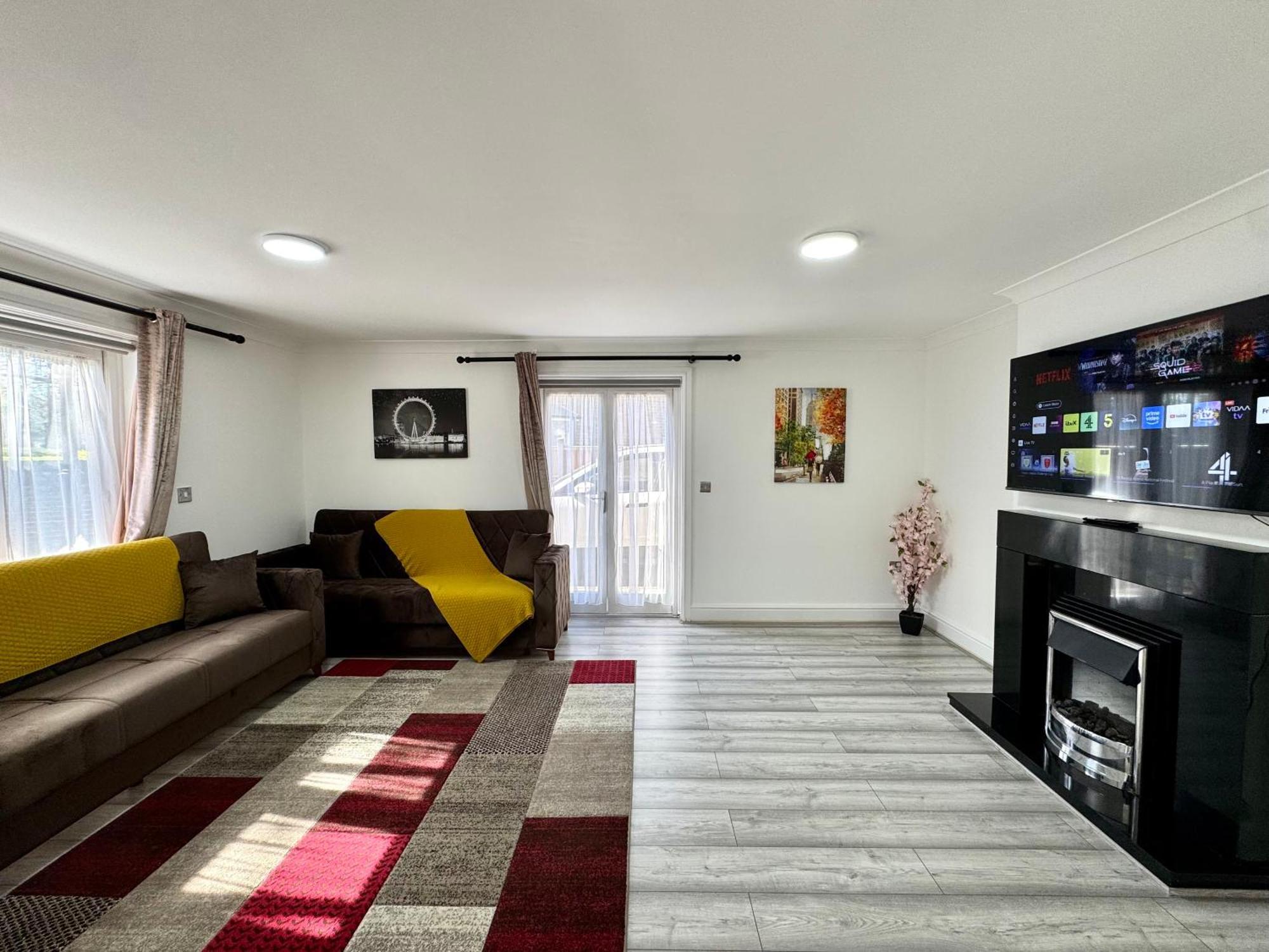 Holiday home Spacious 3-bed With Garden, Private Parking, Smart Tv's, Fast Wi-fi