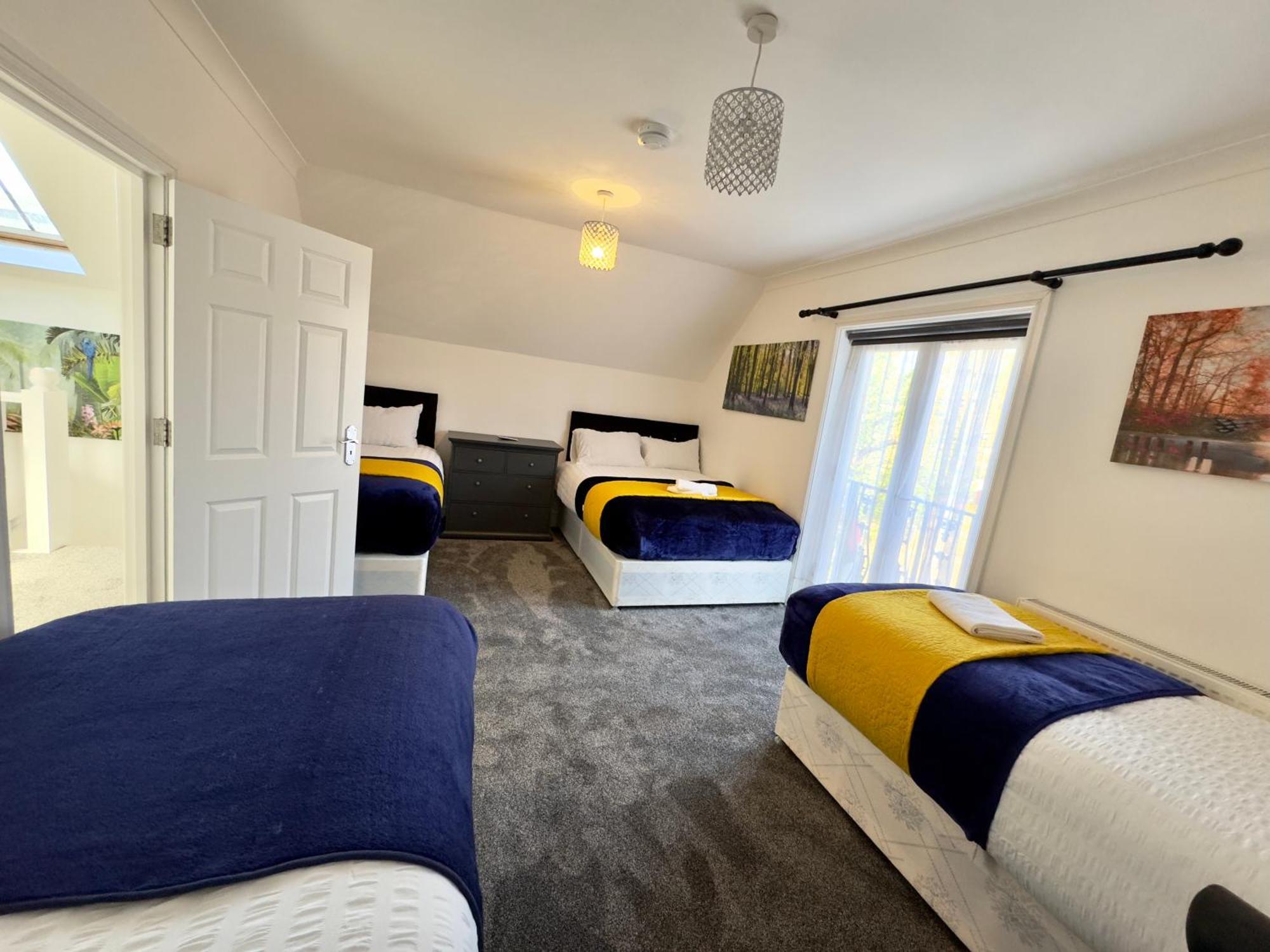 Holiday home Spacious 3-bed With Garden, Private Parking, Smart Tv's, Fast Wi-fi *