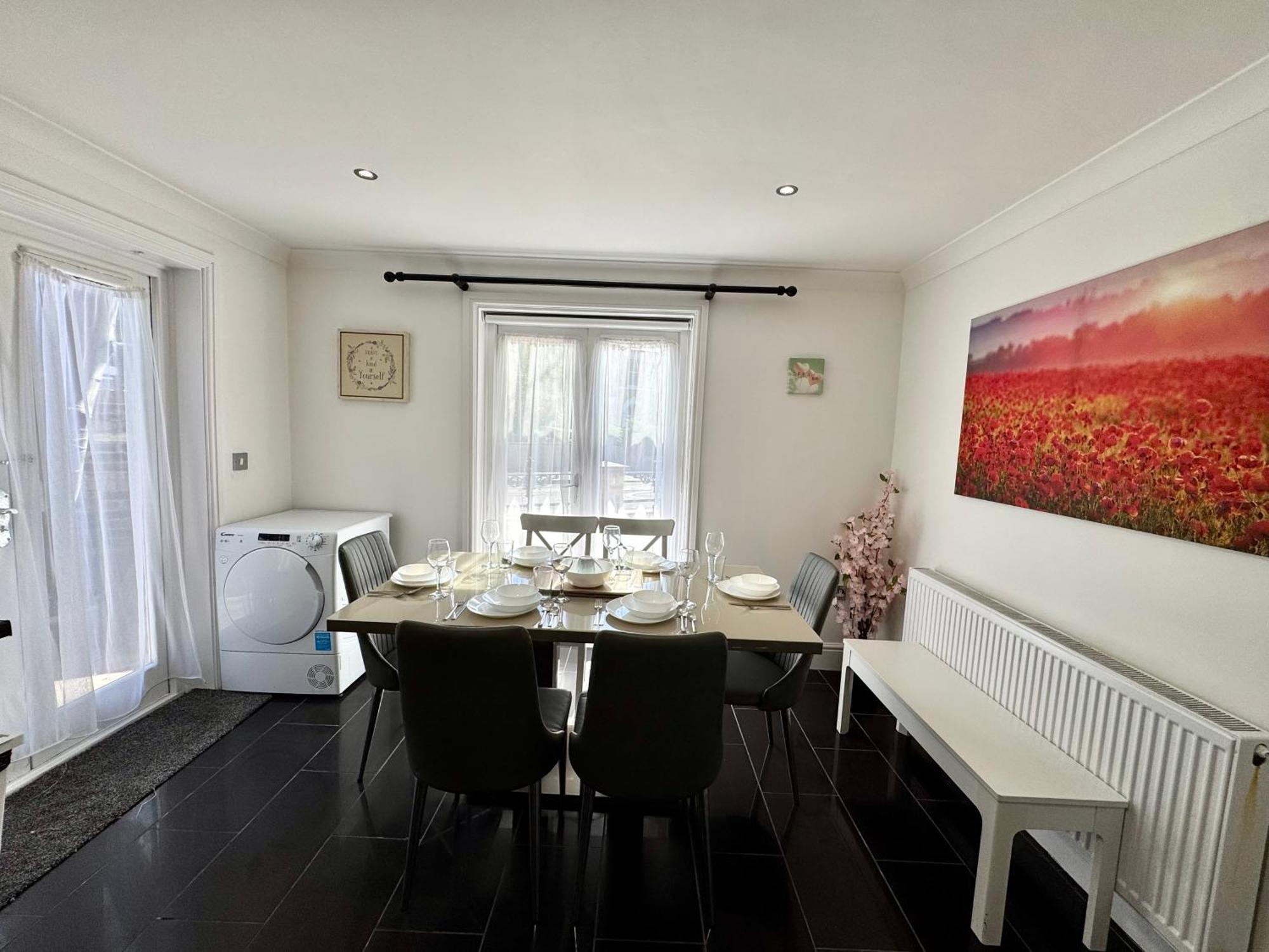 Holiday home Spacious 3-bed With Garden, Private Parking, Smart Tv's, Fast Wi-fi London