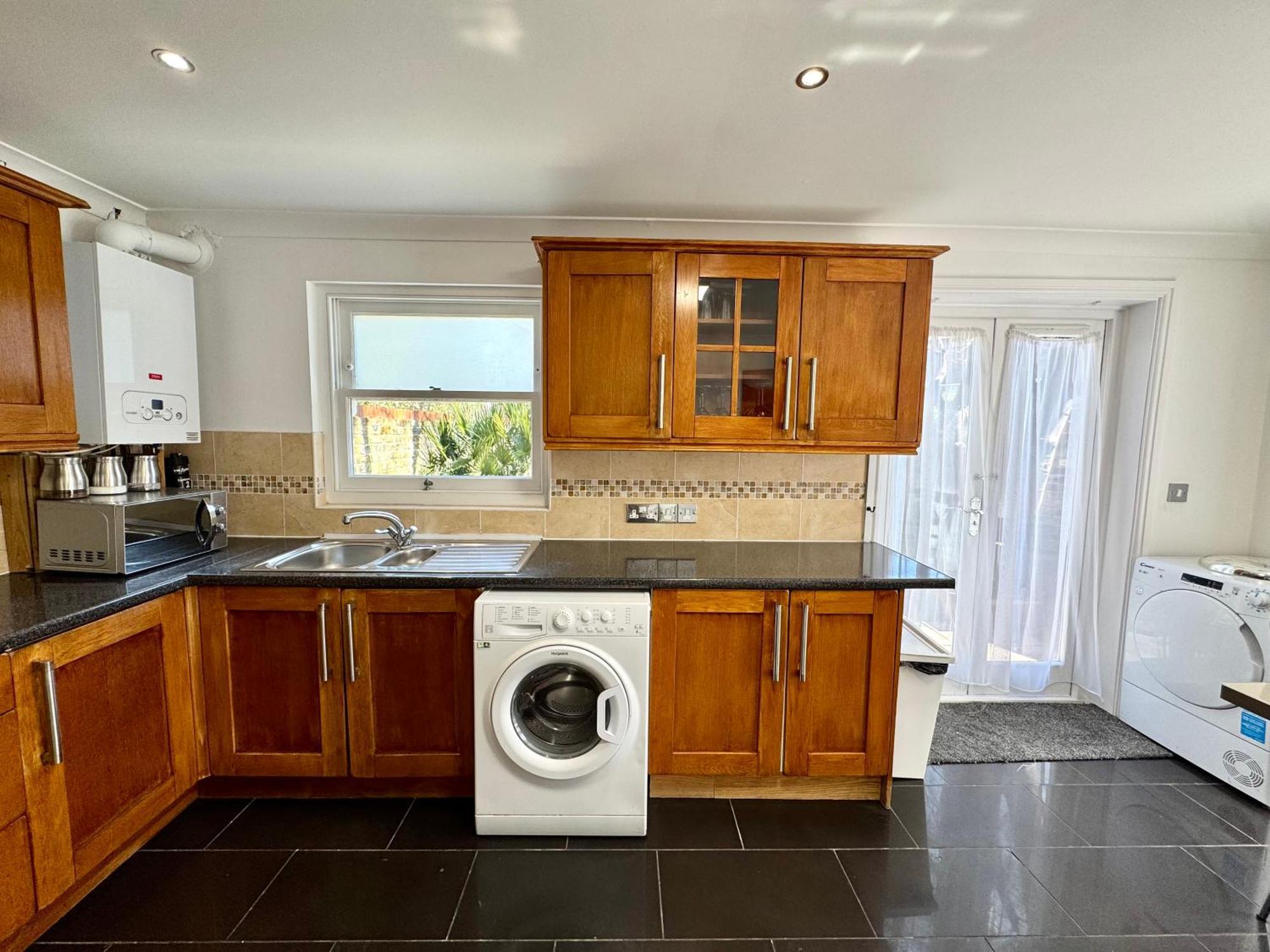 Spacious 3-bed With Garden, Private Parking, Smart Tv's, Fast Wi-fi * London