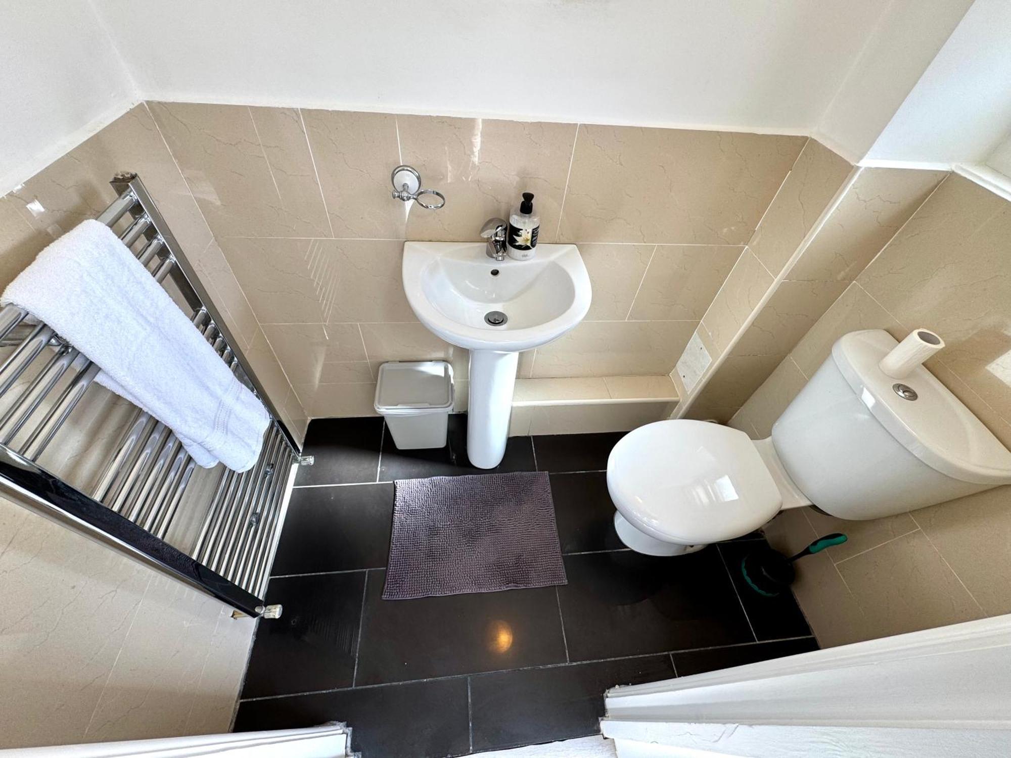 Spacious 3-bed With Garden, Private Parking, Smart Tv's, Fast Wi-fi