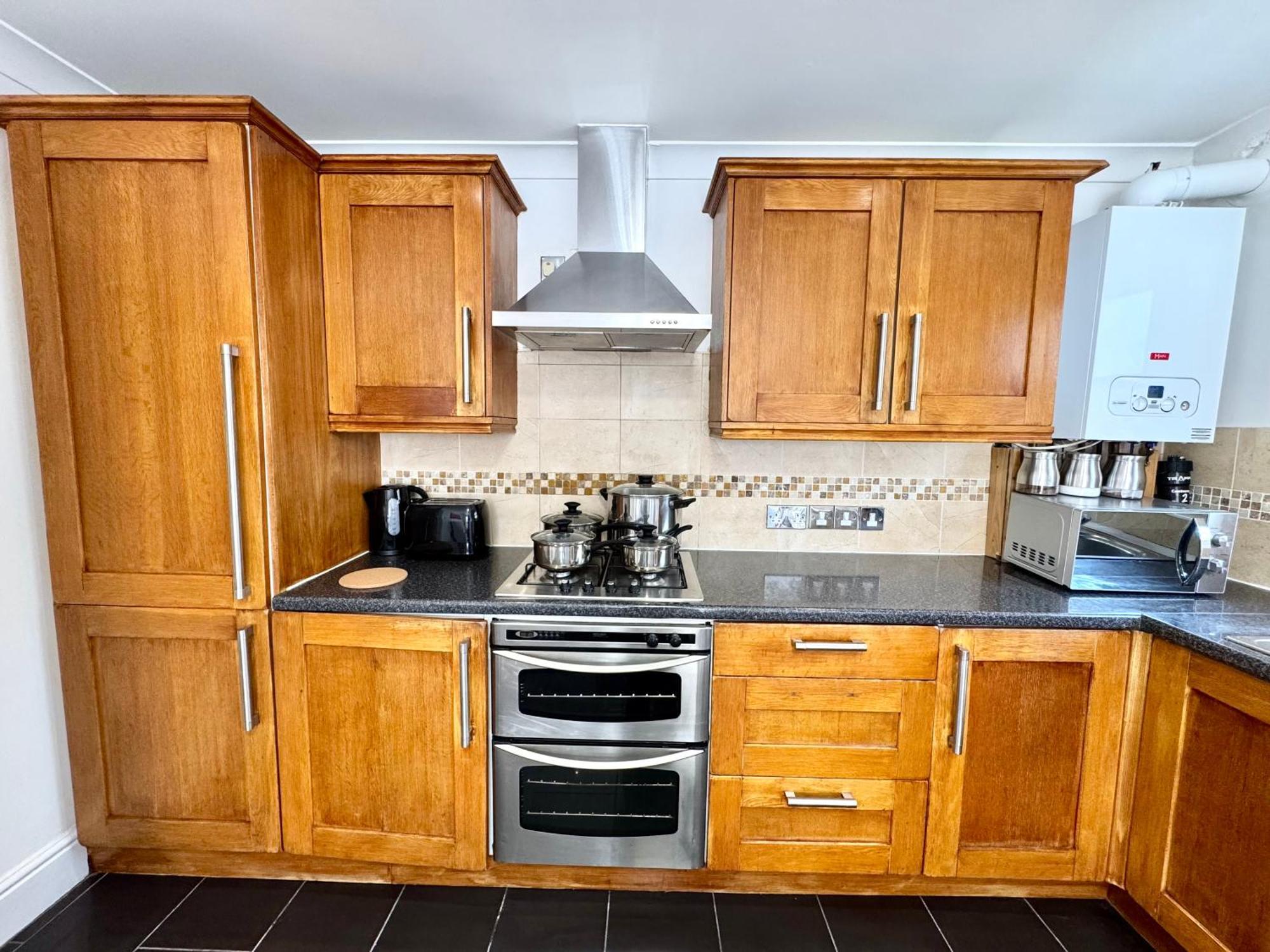 Spacious 3-bed With Garden, Private Parking, Smart Tv's, Fast Wi-fi Holiday home