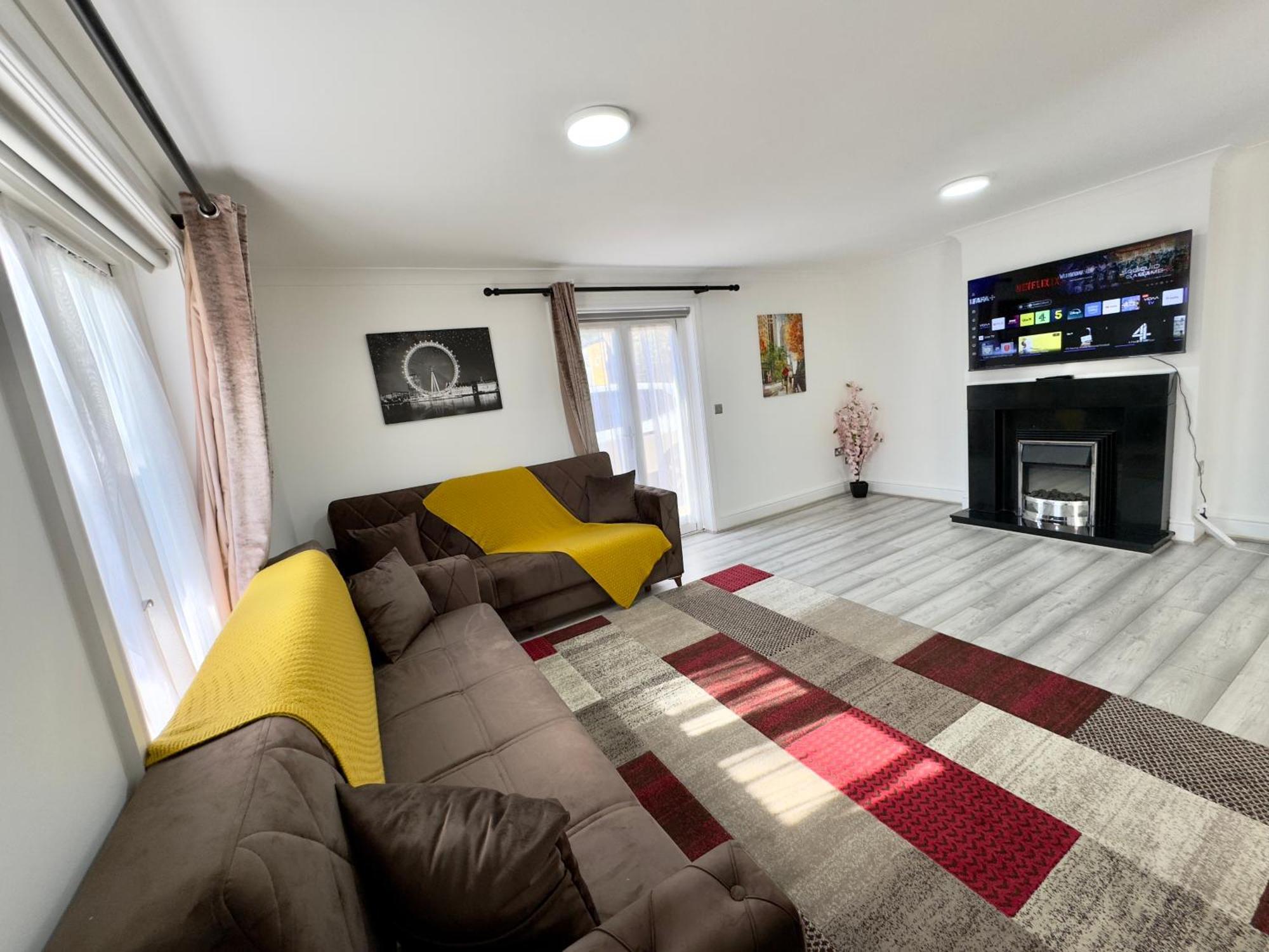 Holiday home Spacious 3-bed With Garden, Private Parking, Smart Tv's, Fast Wi-fi