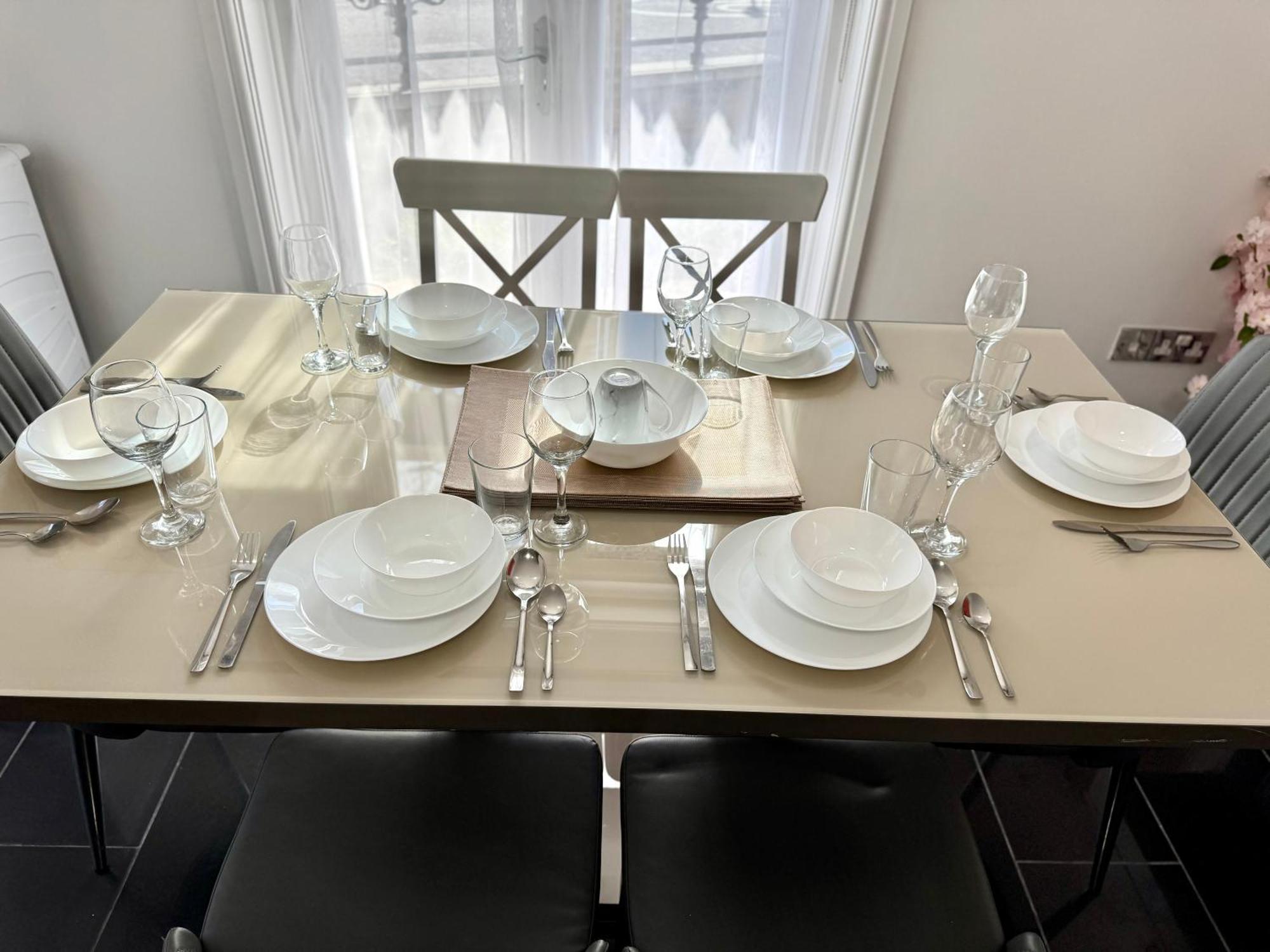 Spacious 3-bed With Garden, Private Parking, Smart Tv's, Fast Wi-fi Holiday home *