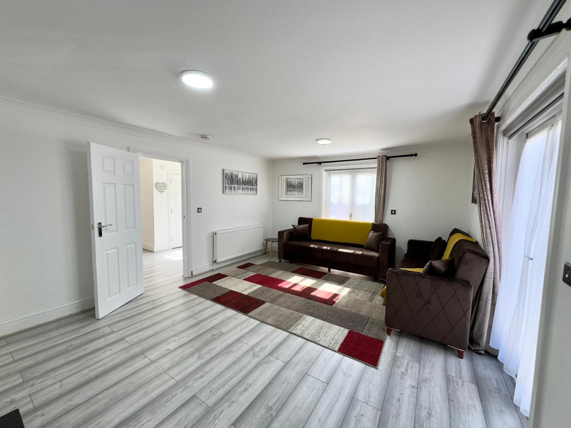 Holiday home Spacious 3-bed With Garden, Private Parking, Smart Tv's, Fast Wi-fi *