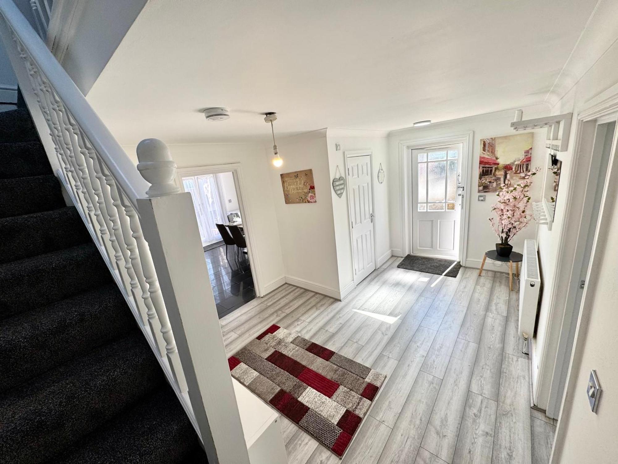 Spacious 3-bed With Garden, Private Parking, Smart Tv's, Fast Wi-fi Holiday home London