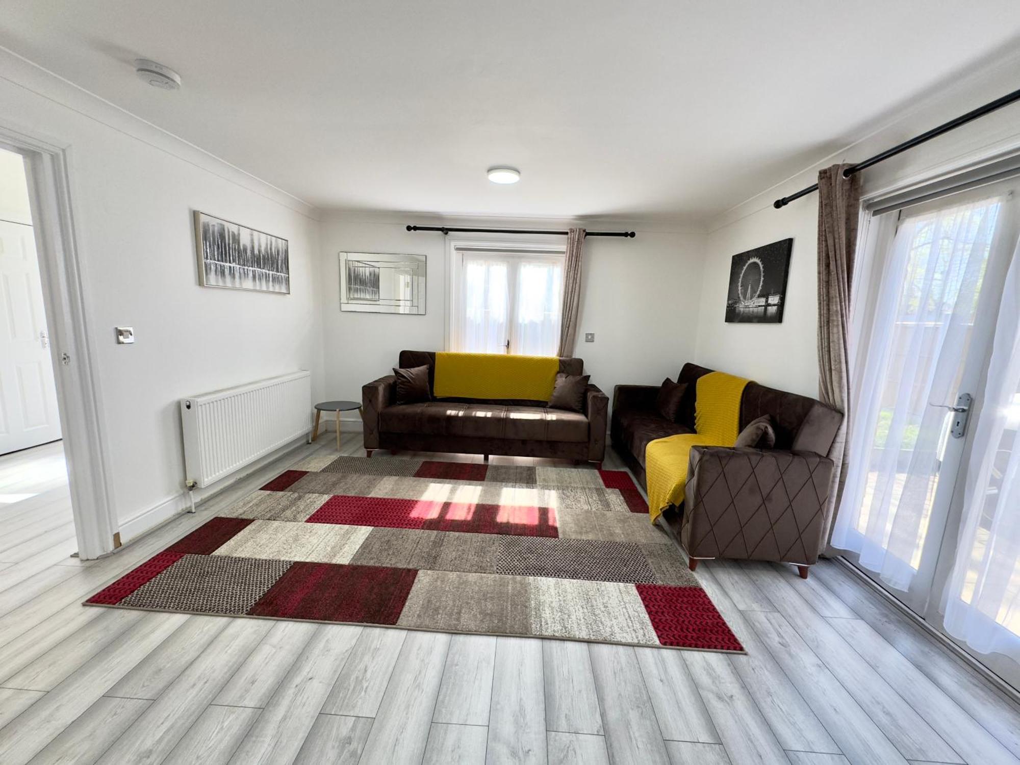 Spacious 3-bed With Garden, Private Parking, Smart Tv's, Fast Wi-fi *