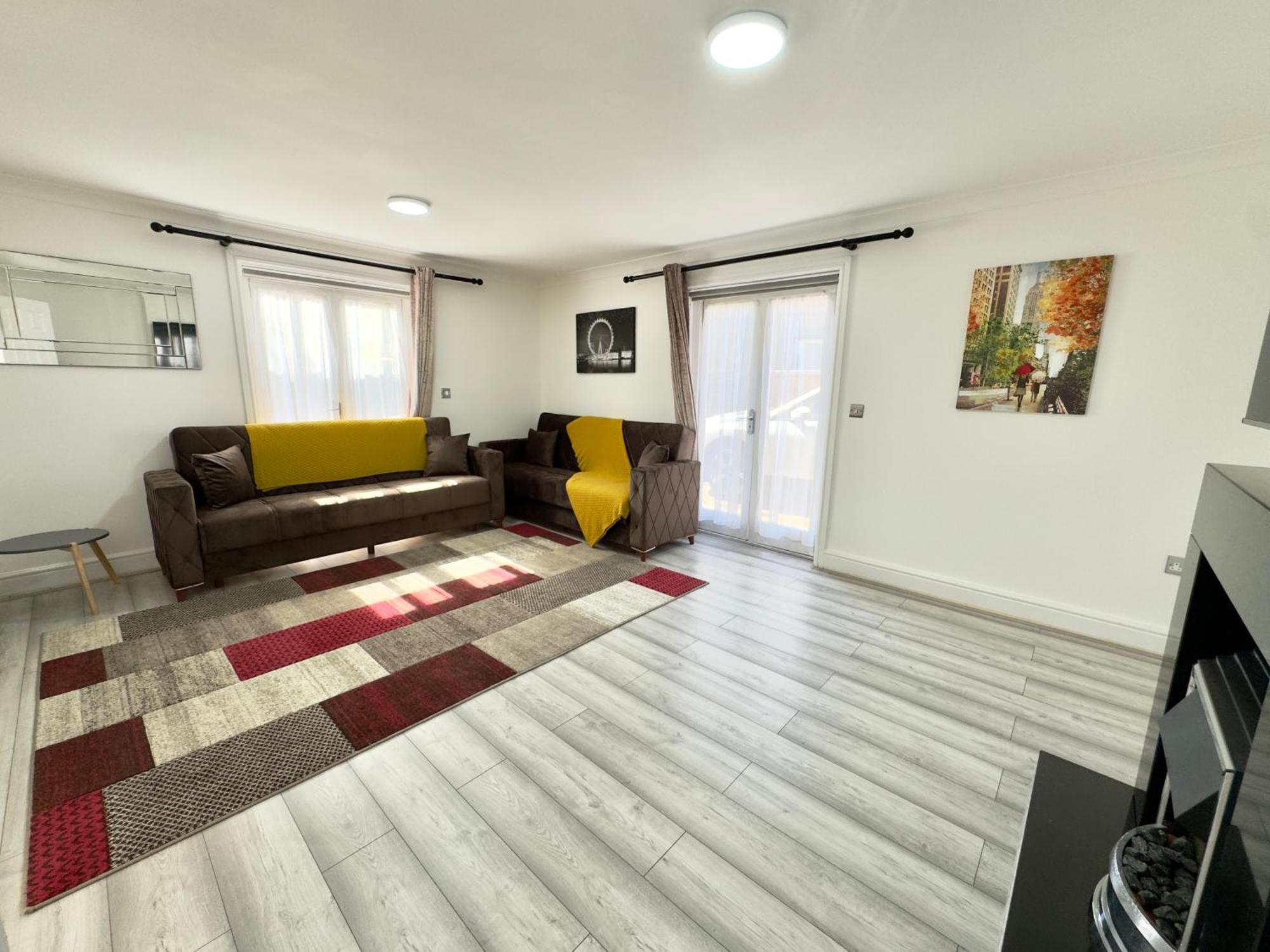 Holiday home Spacious 3-bed With Garden, Private Parking, Smart Tv's, Fast Wi-fi