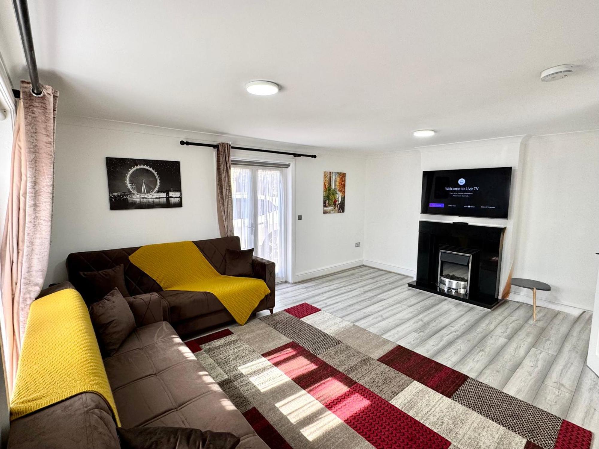 Spacious 3-bed With Garden, Private Parking, Smart Tv's, Fast Wi-fi Holiday home *