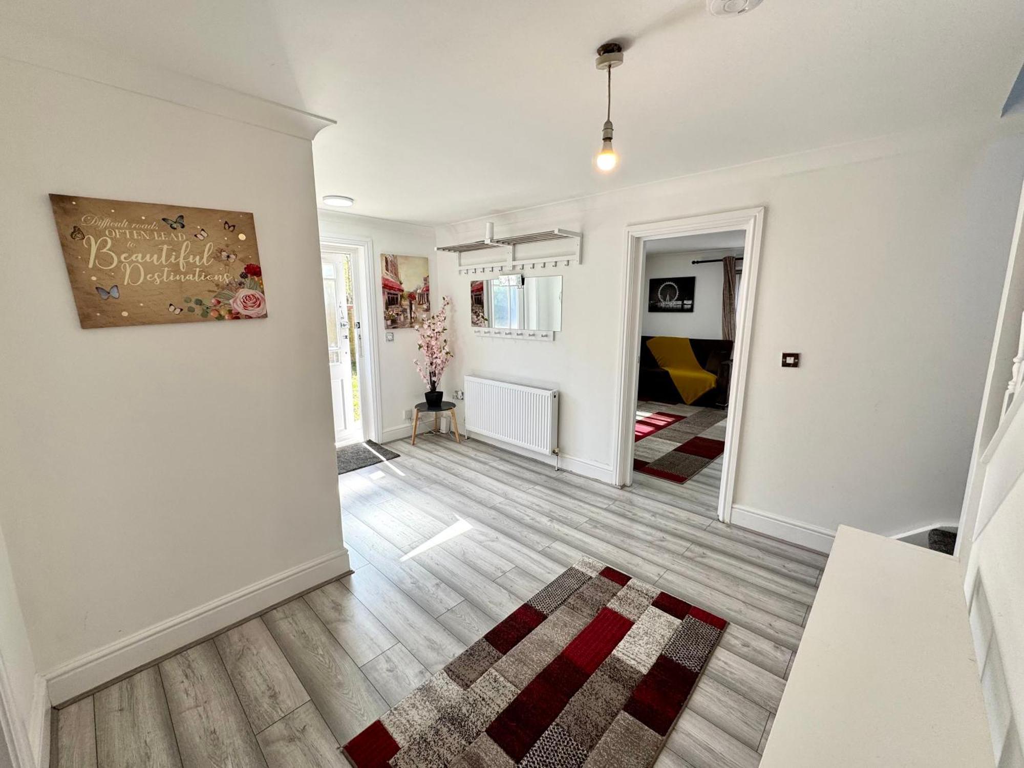 Holiday home Spacious 3-bed With Garden, Private Parking, Smart Tv's, Fast Wi-fi *