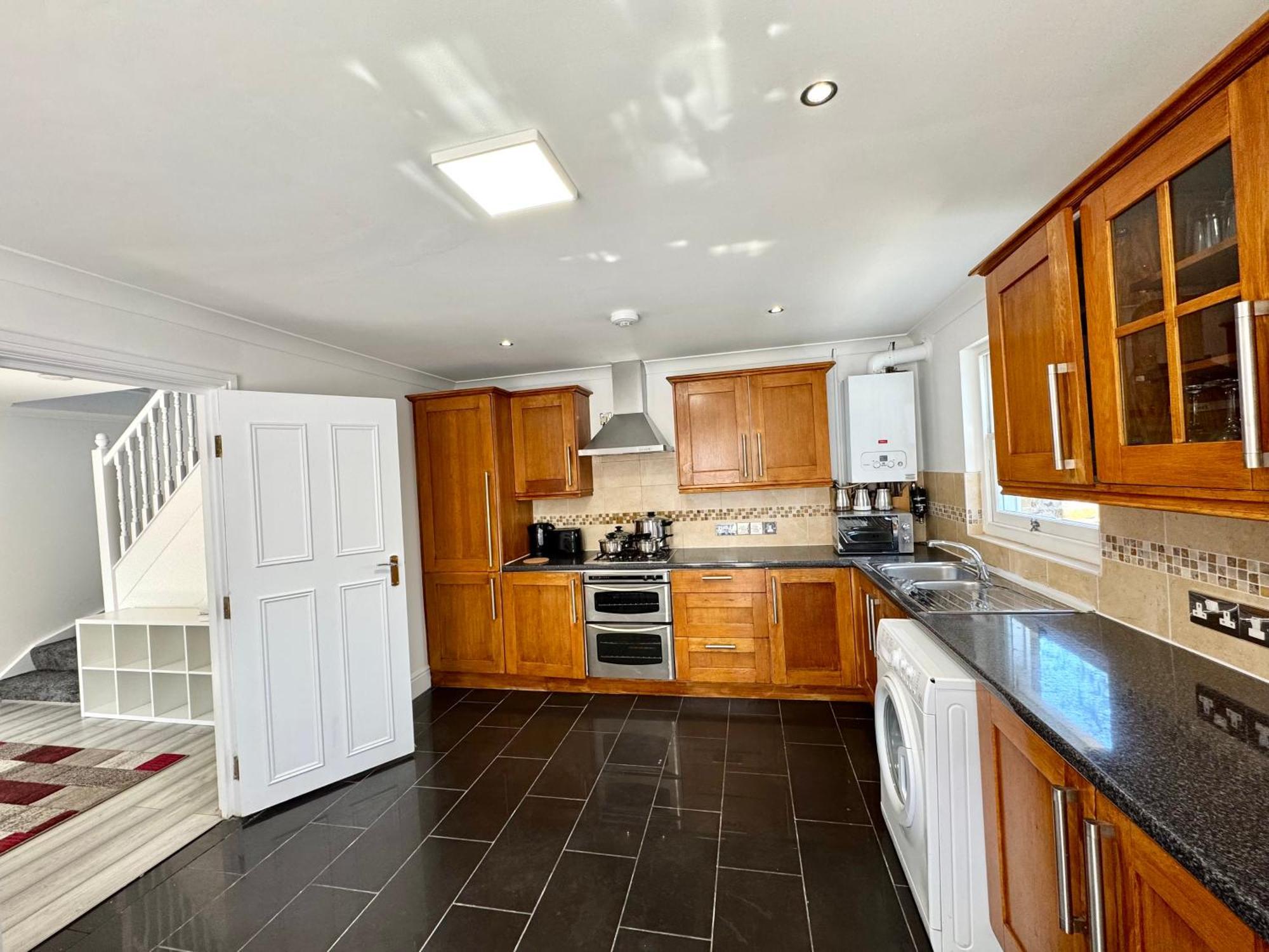 Spacious 3-bed With Garden, Private Parking, Smart Tv's, Fast Wi-fi * London