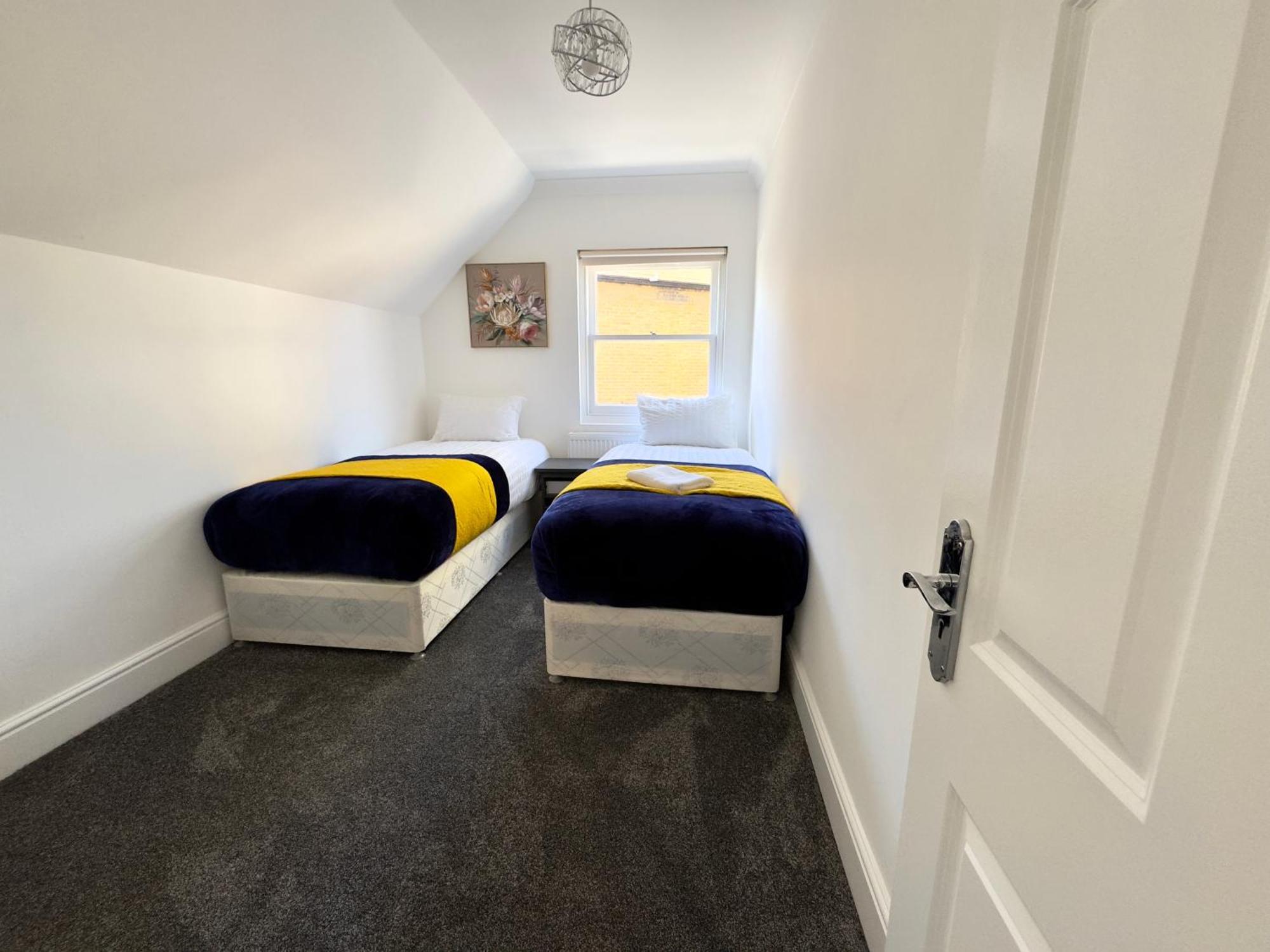 Spacious 3-bed With Garden, Private Parking, Smart Tv's, Fast Wi-fi Holiday home