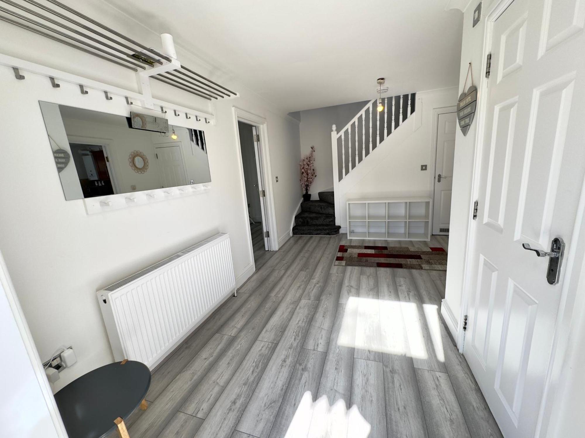 Spacious 3-bed With Garden, Private Parking, Smart Tv's, Fast Wi-fi Holiday home *