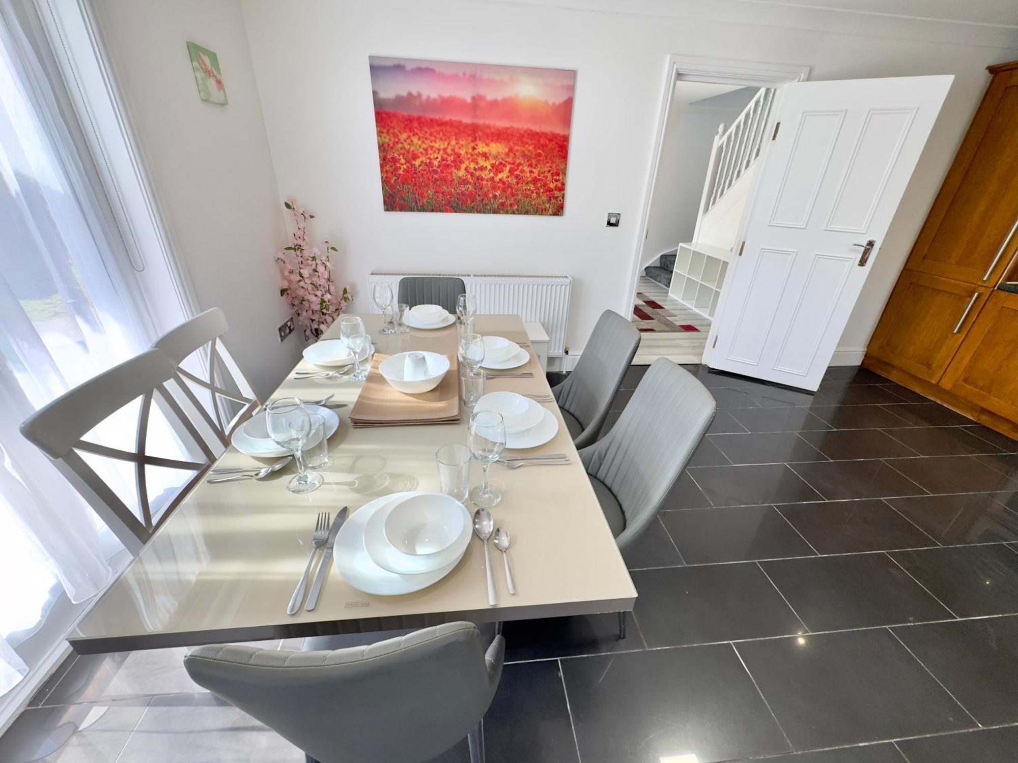 Spacious 3-bed With Garden, Private Parking, Smart Tv's, Fast Wi-fi Holiday home London