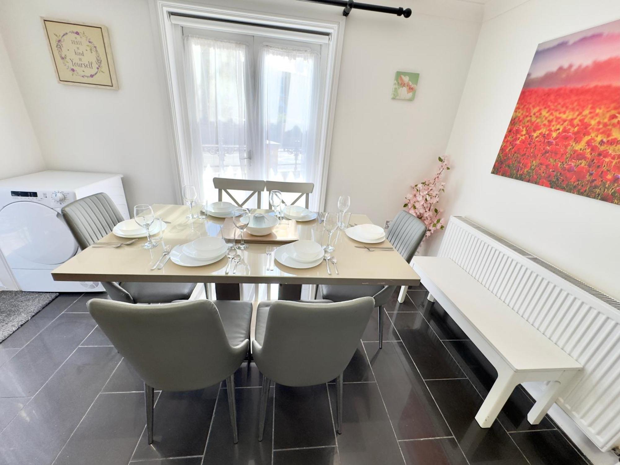Spacious 3-bed With Garden, Private Parking, Smart Tv's, Fast Wi-fi *