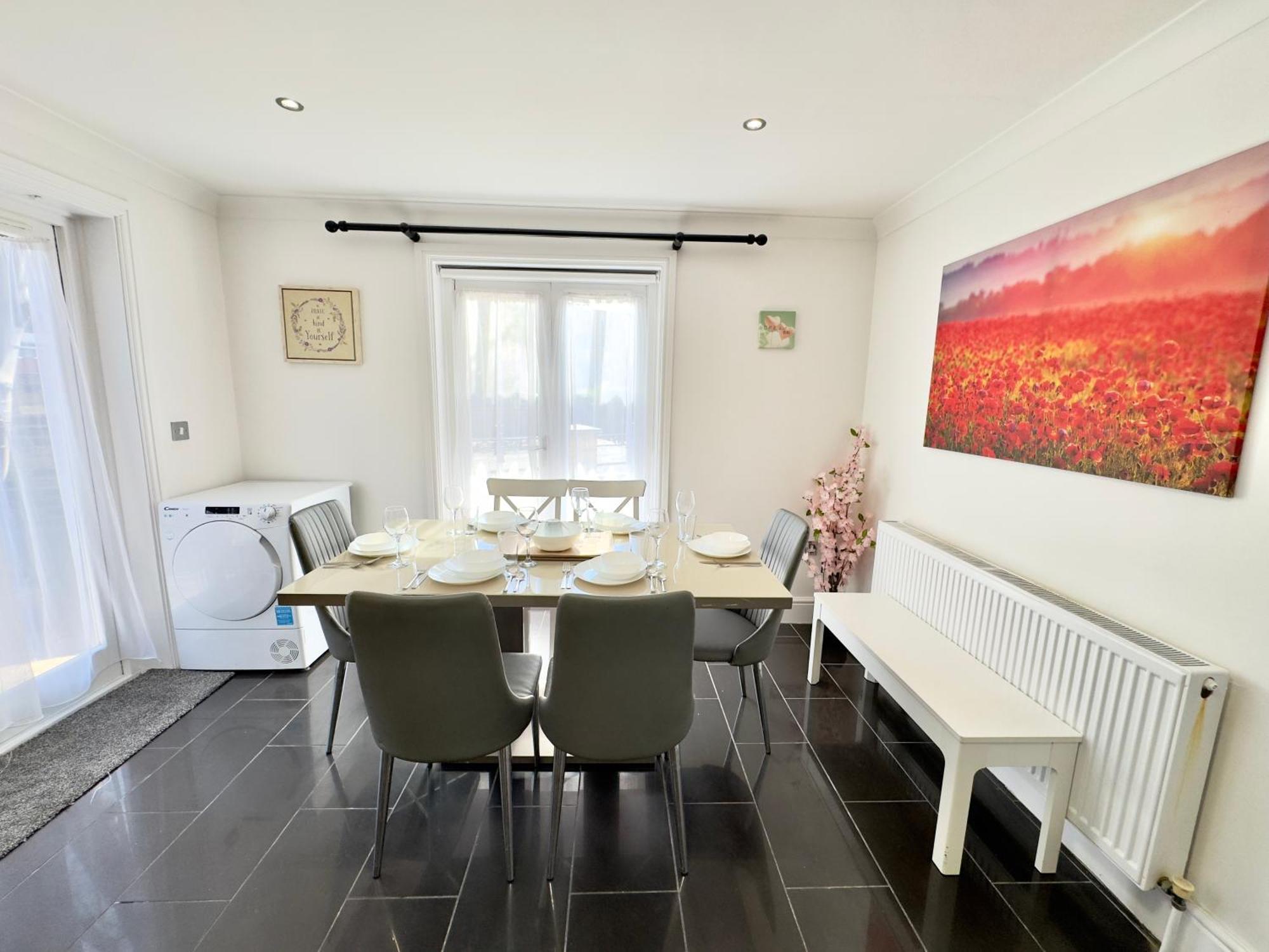 Spacious 3-bed With Garden, Private Parking, Smart Tv's, Fast Wi-fi * London