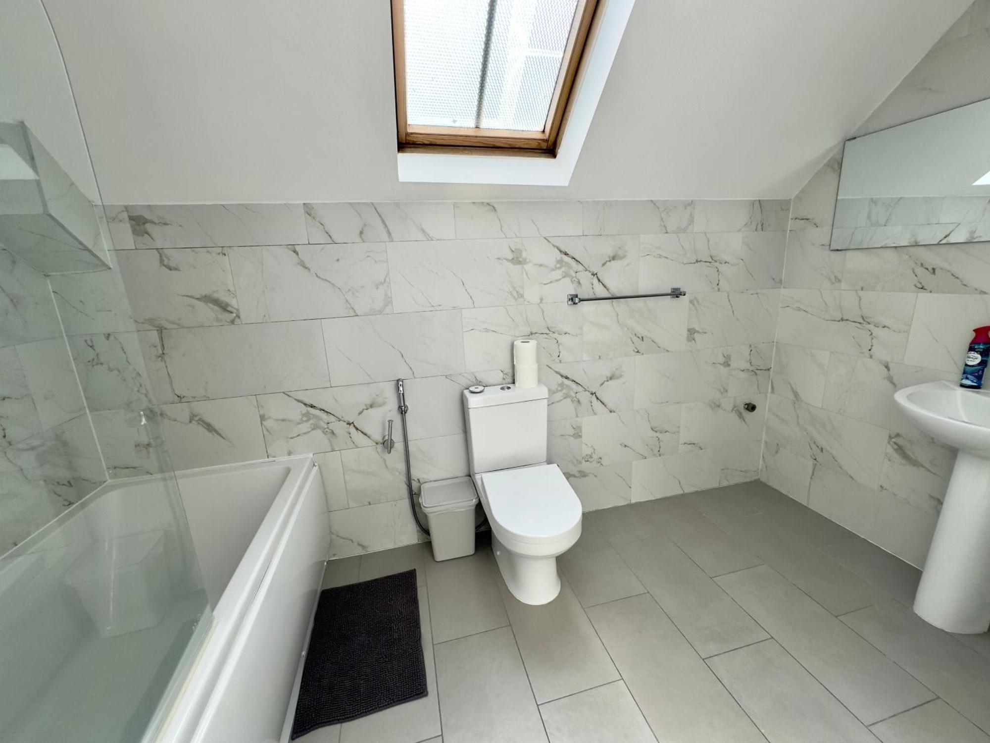 Spacious 3-bed With Garden, Private Parking, Smart Tv's, Fast Wi-fi Holiday home *